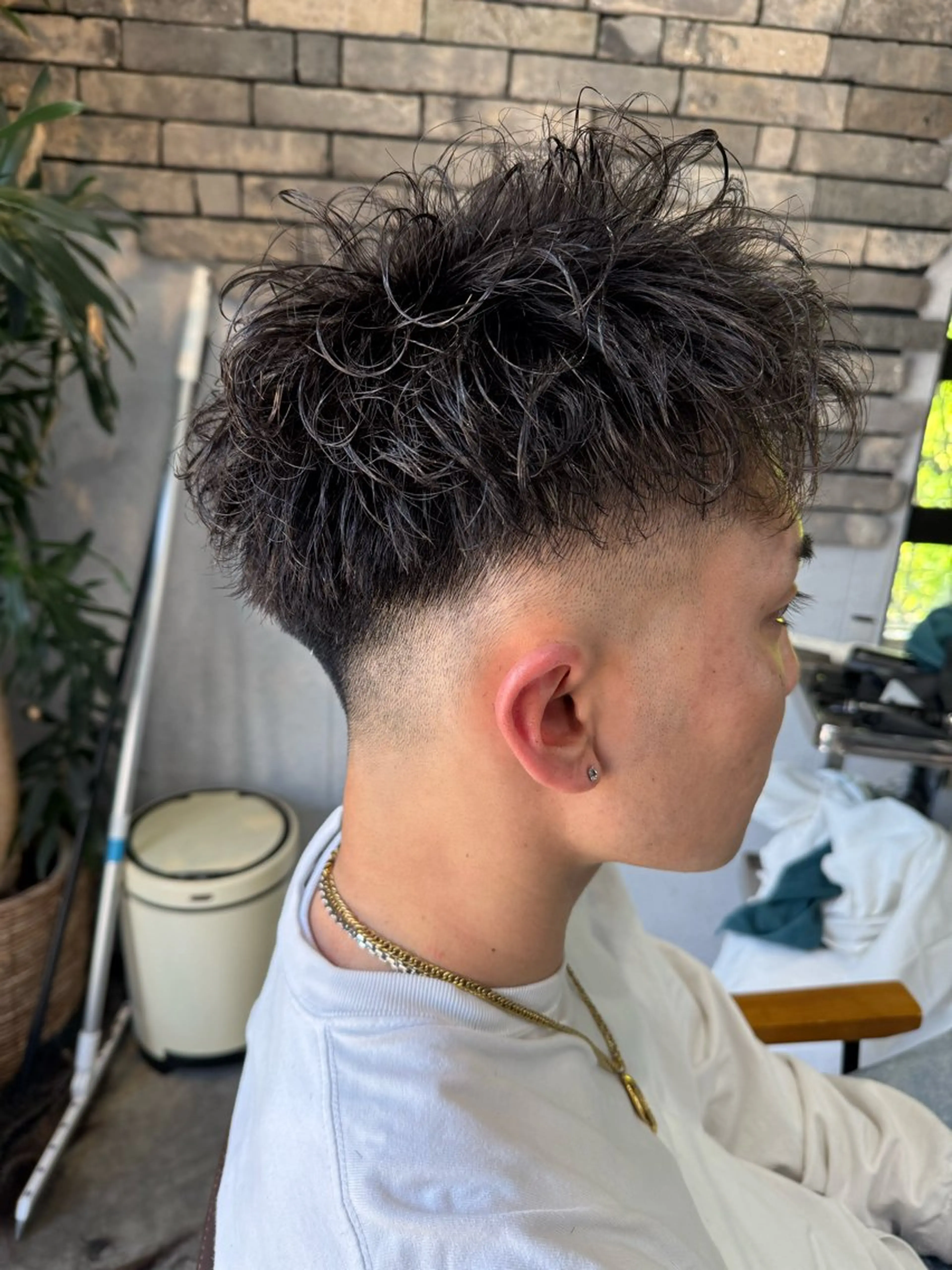 ショート パーマ メンズ フェードカット メンズパーマ ブリーチ特化 コンテスト優勝サロンのヘアスタイル