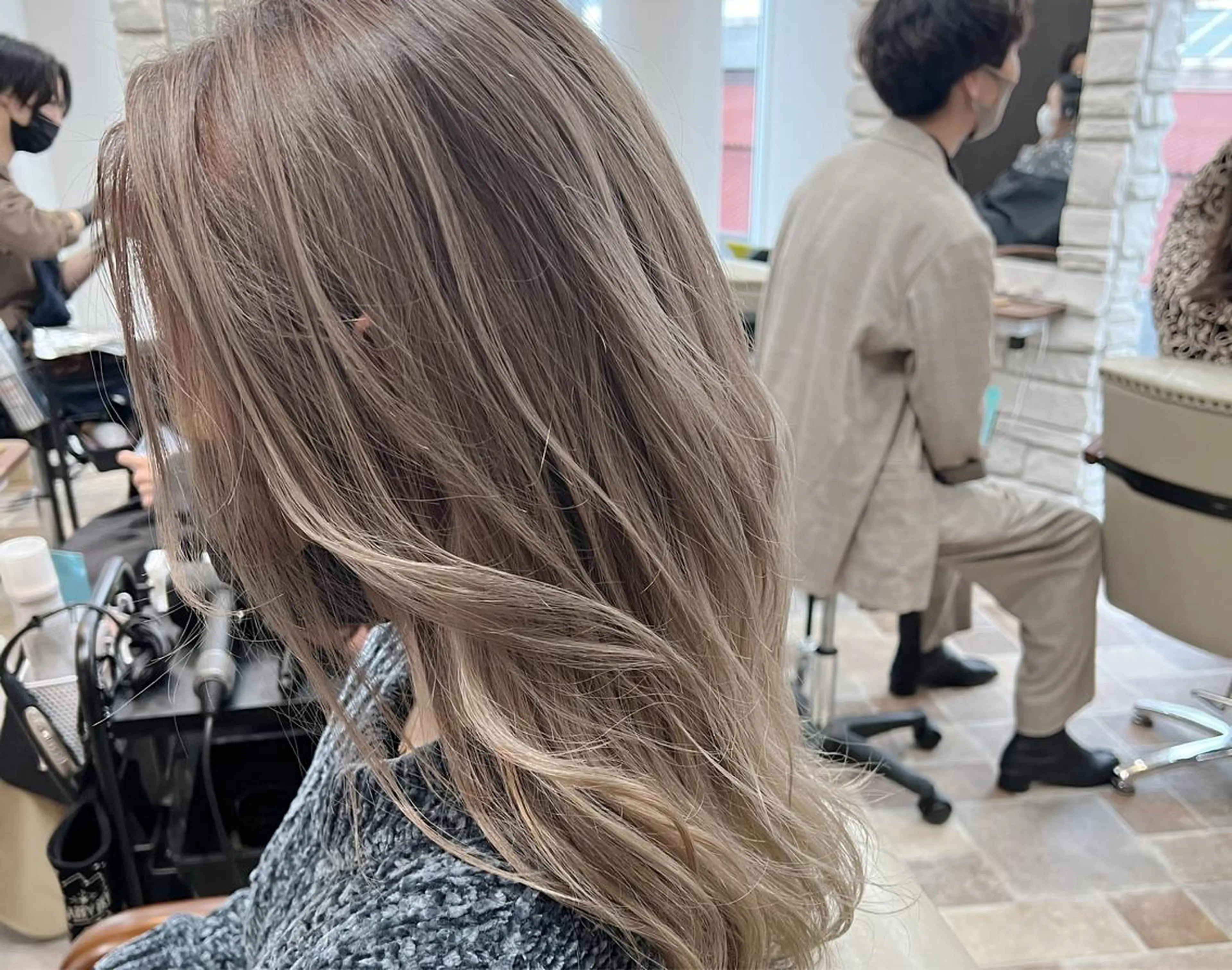 セミロング ハイライト レイヤーカット 髪質改善カラー× 美髪ストレート前出のヘアスタイル