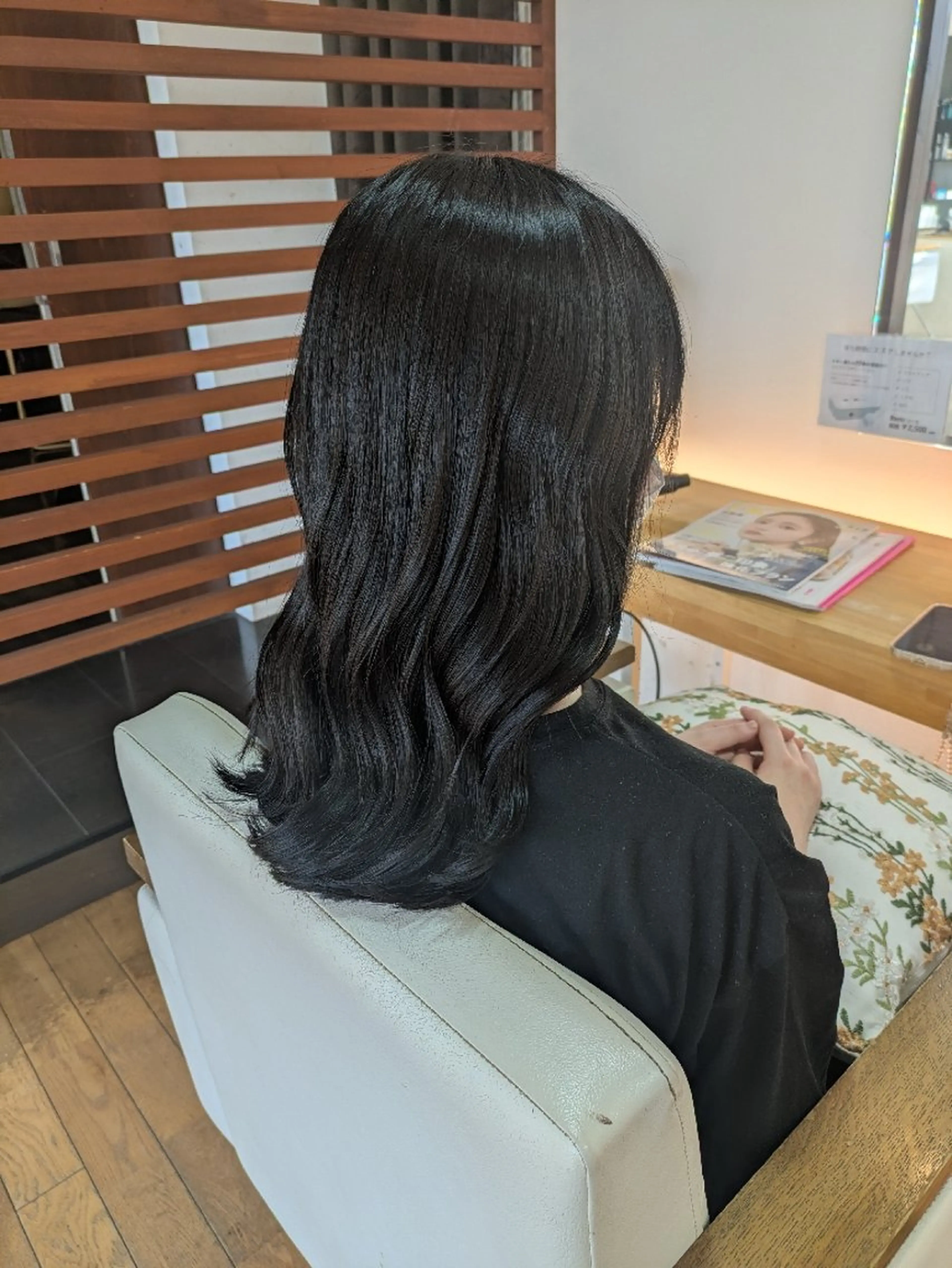 ミディアム カラー 黒髪 ブルーカラー ブルーブラック 透明感カラー 藤原 歩生のヘアスタイル