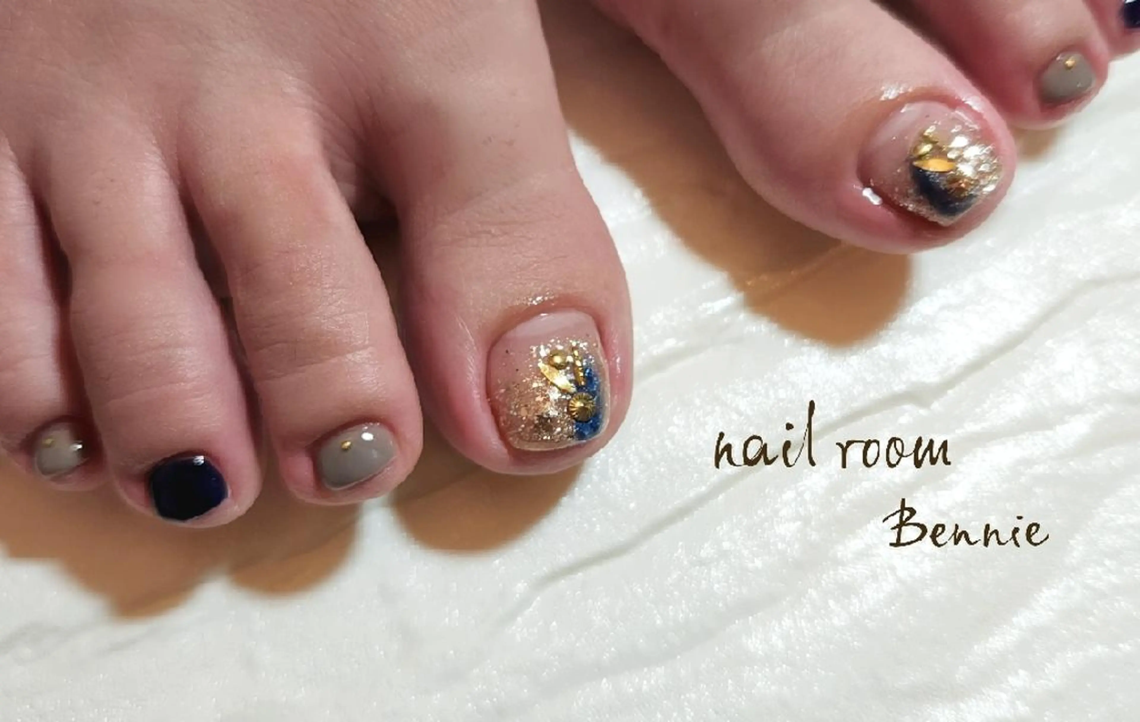 ネイル フットネイル ラメ(グリッター) ネイビー   BENNIEのネイルデザイン