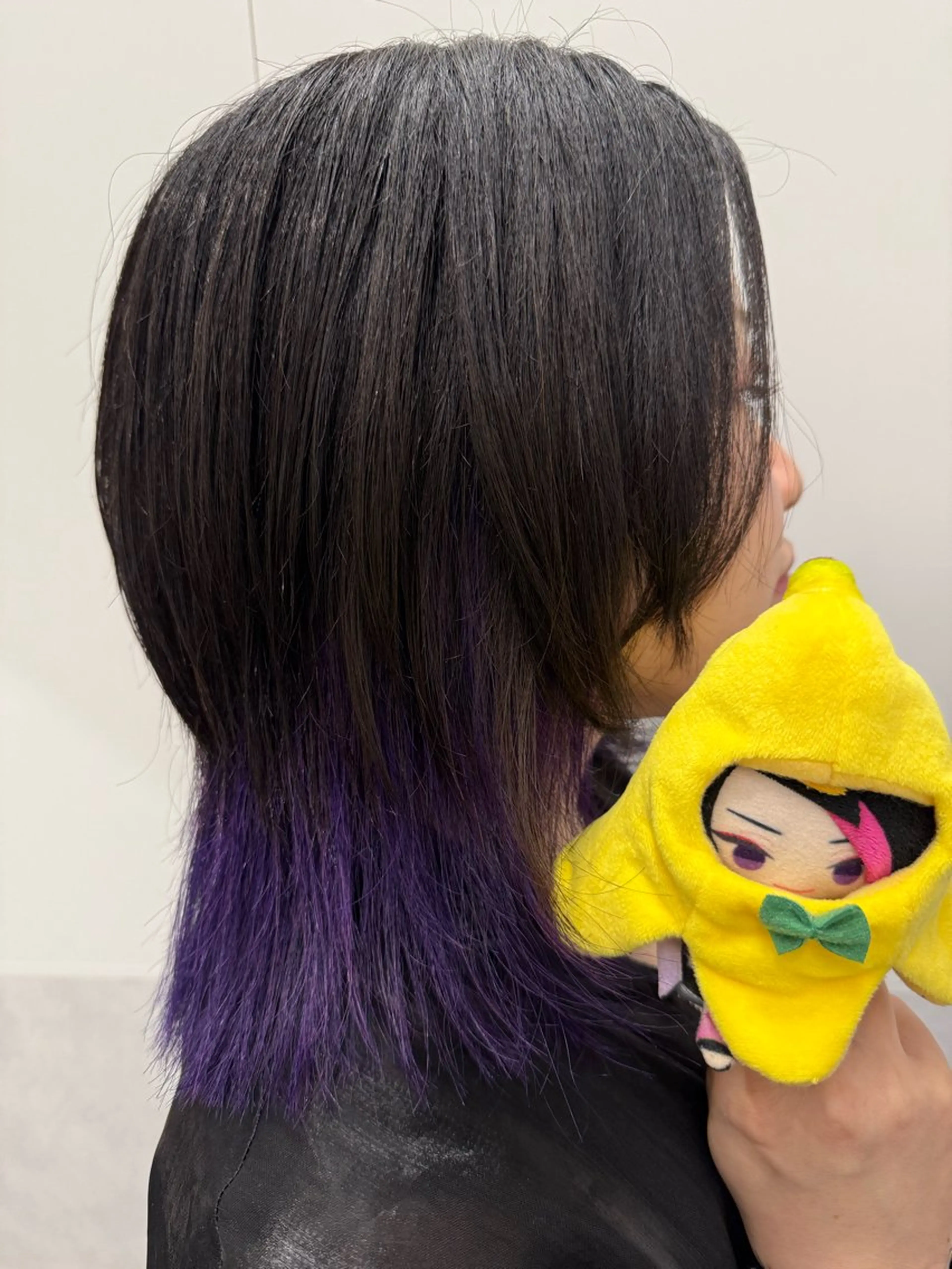 セミロング カラー ブリーチ ケアブリーチ ダブルカラー インナーカラー パープルカラー ヘアカラー インナーカラー 推し ブリーチ 髪質改善のヘアスタイル