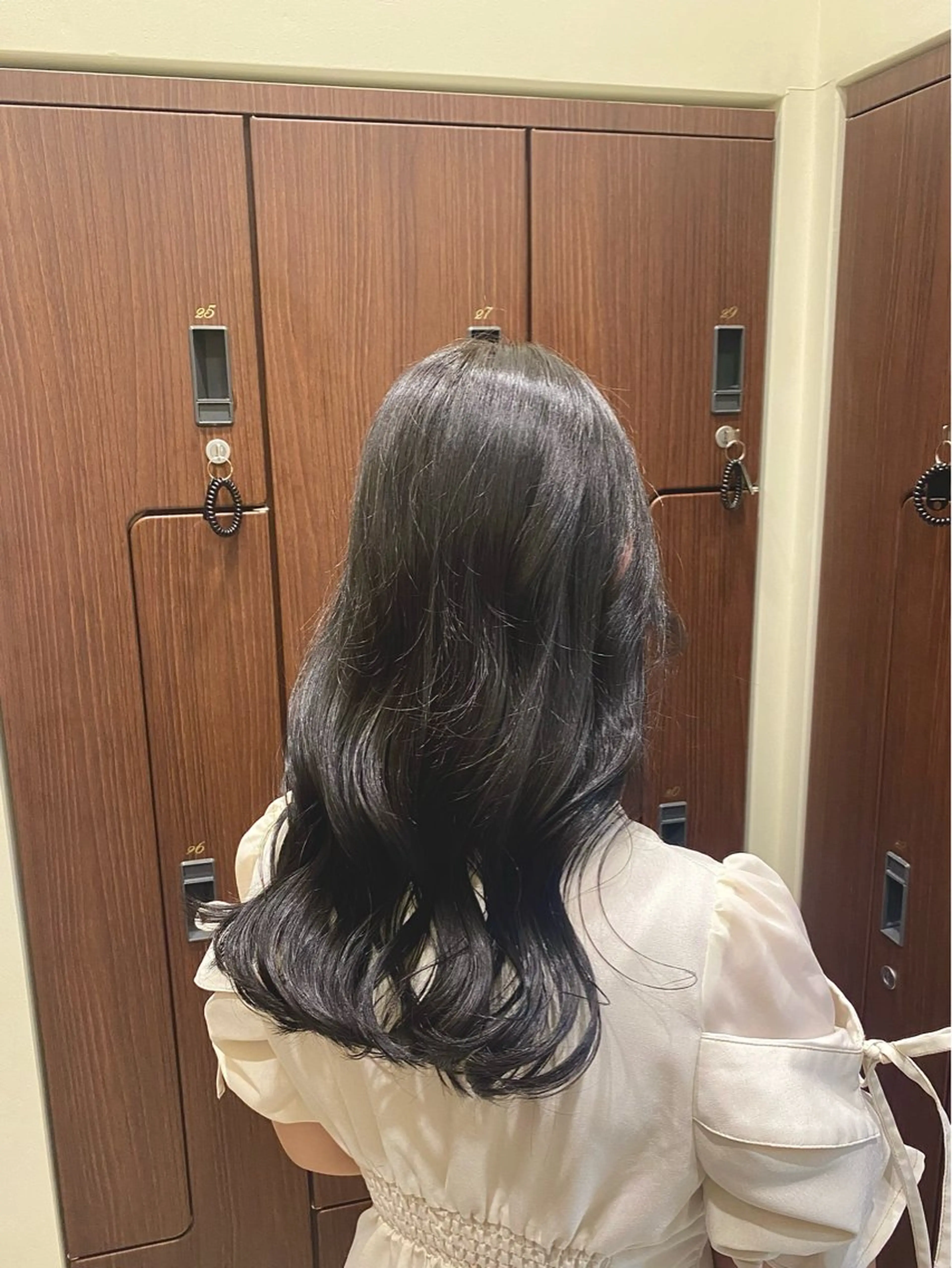 セミロング カラー ダークグレー ダークグレージュ グレージュ 岸田 奈々/ 艶髪/トレンドカラーのヘアスタイル