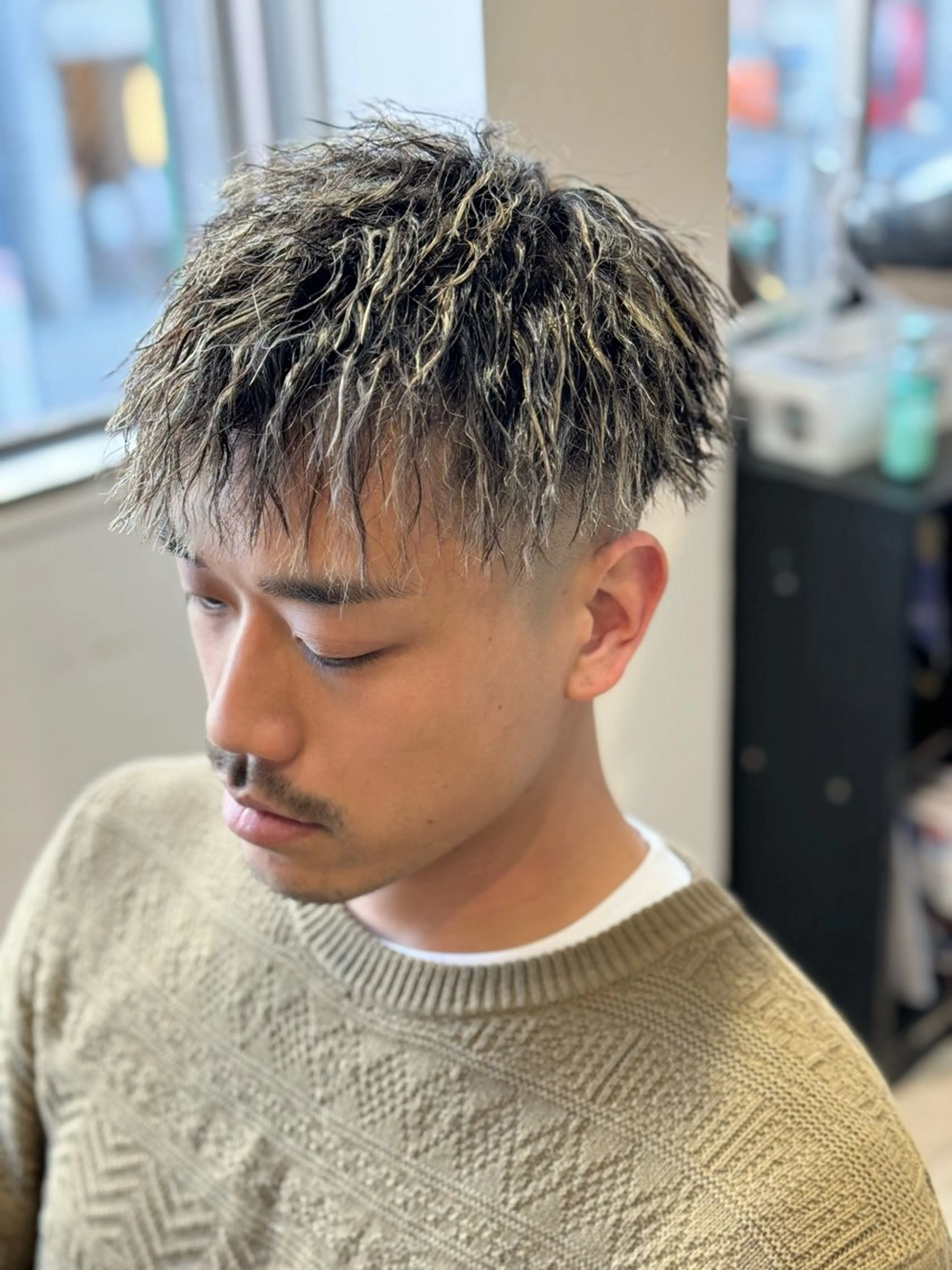 ショート メンズ メンズハイライト メンズパーマ メンズツイストパーマ ハイライト ツイストパーマ カット ヘアカラー パーマ メンズ特化 TAKUYAのヘアスタイル