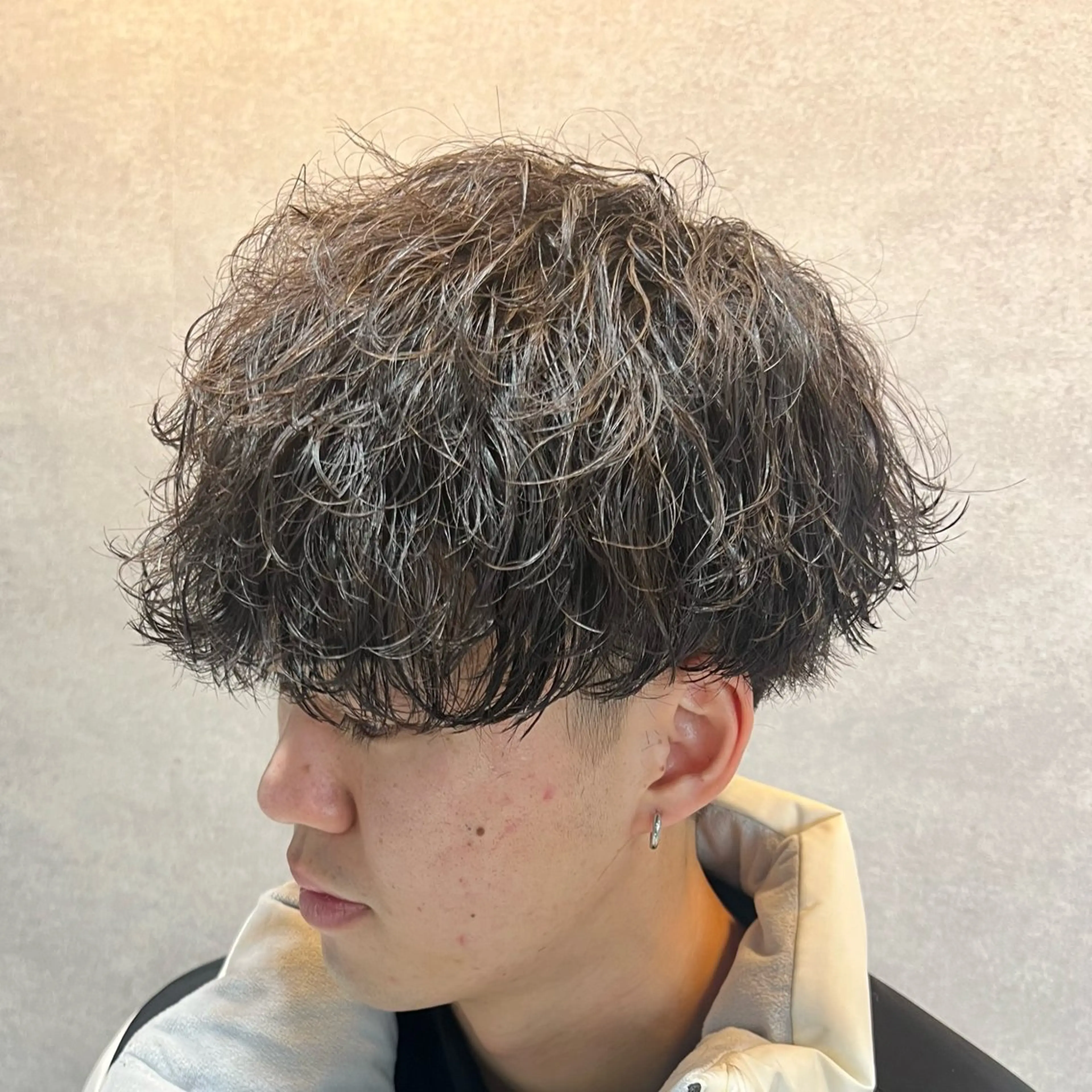 ショート カラー パーマ ヘアアレンジ メンズ センターパート メンズハイライト メンズメッシュ マッシュ メンズパーマ カット パーマ トリートメント ヘッドスパ ヘアセット 仕上がり満足度No. 1🔥BLUCK🔥のヘアスタイル