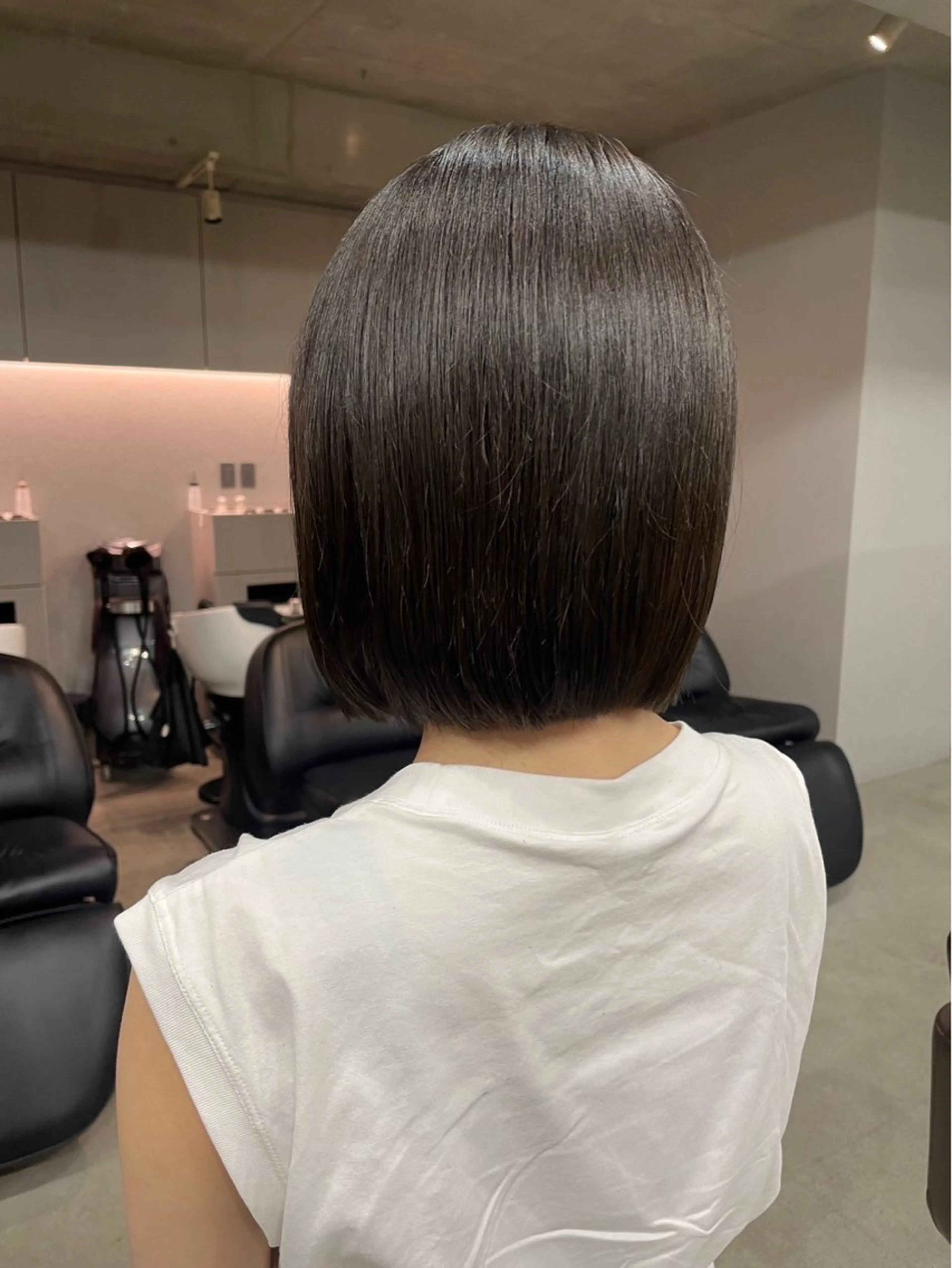 ミディアム 曲がる縮毛矯正 センターパートのヘアスタイル