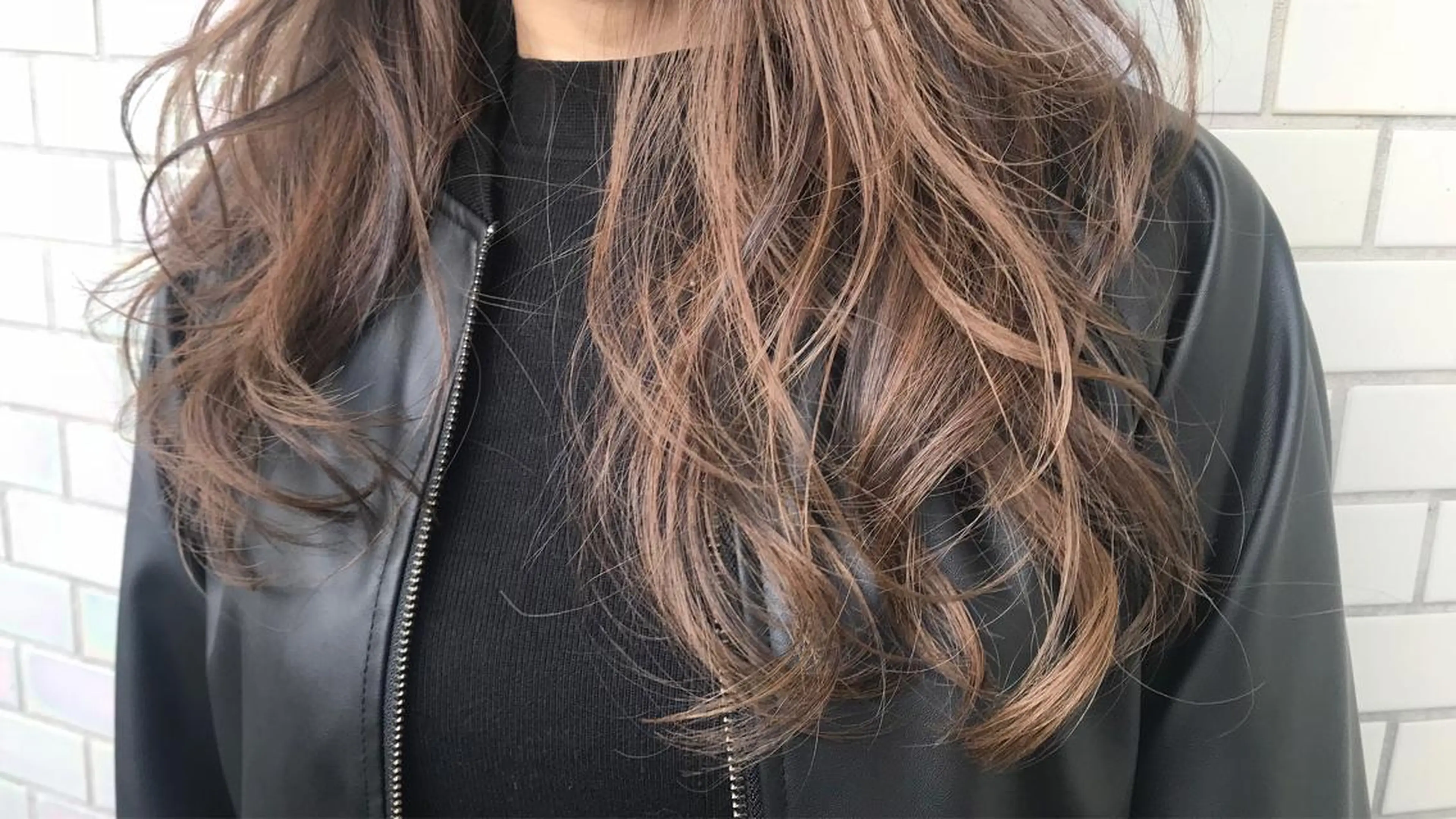 セミロング カラー パーマ ハイライトカラー ハイライト 当日予約🆗✂︎ ウエモト　タクのヘアスタイル