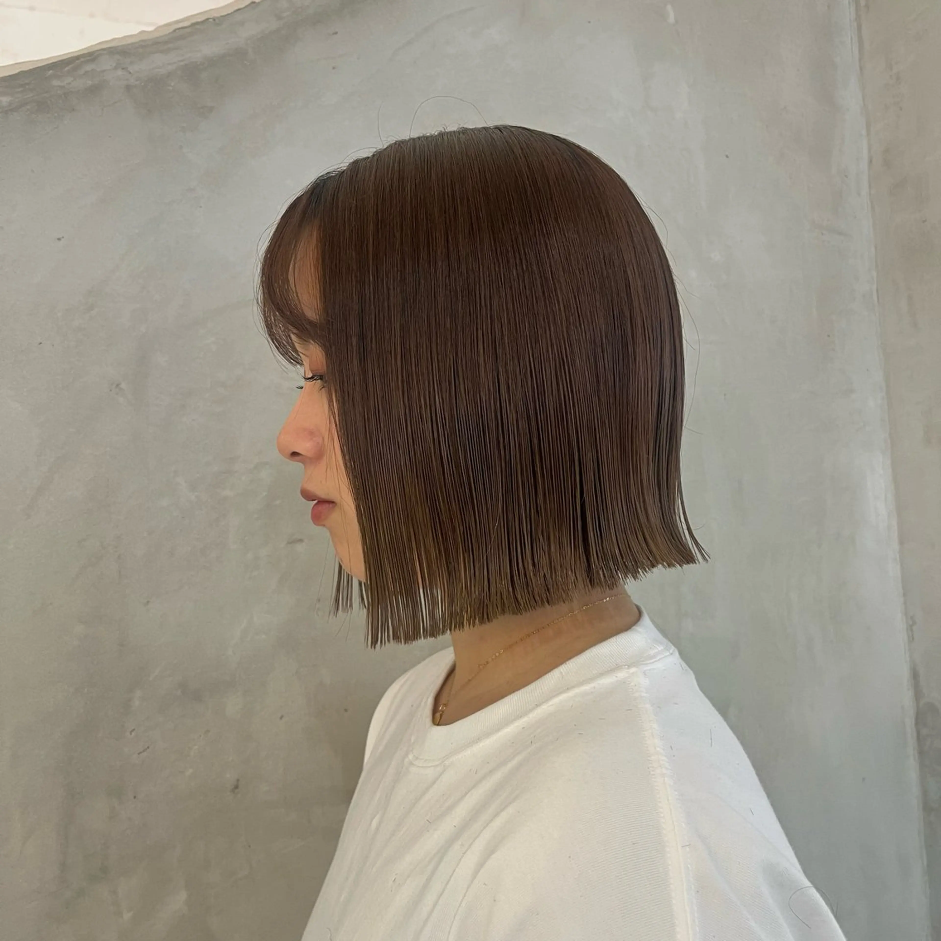 ミディアム カラー ボブ カット ヘアカラー トリートメント 切りっぱなしボブ/ 艶カラー/綾莉のヘアスタイル