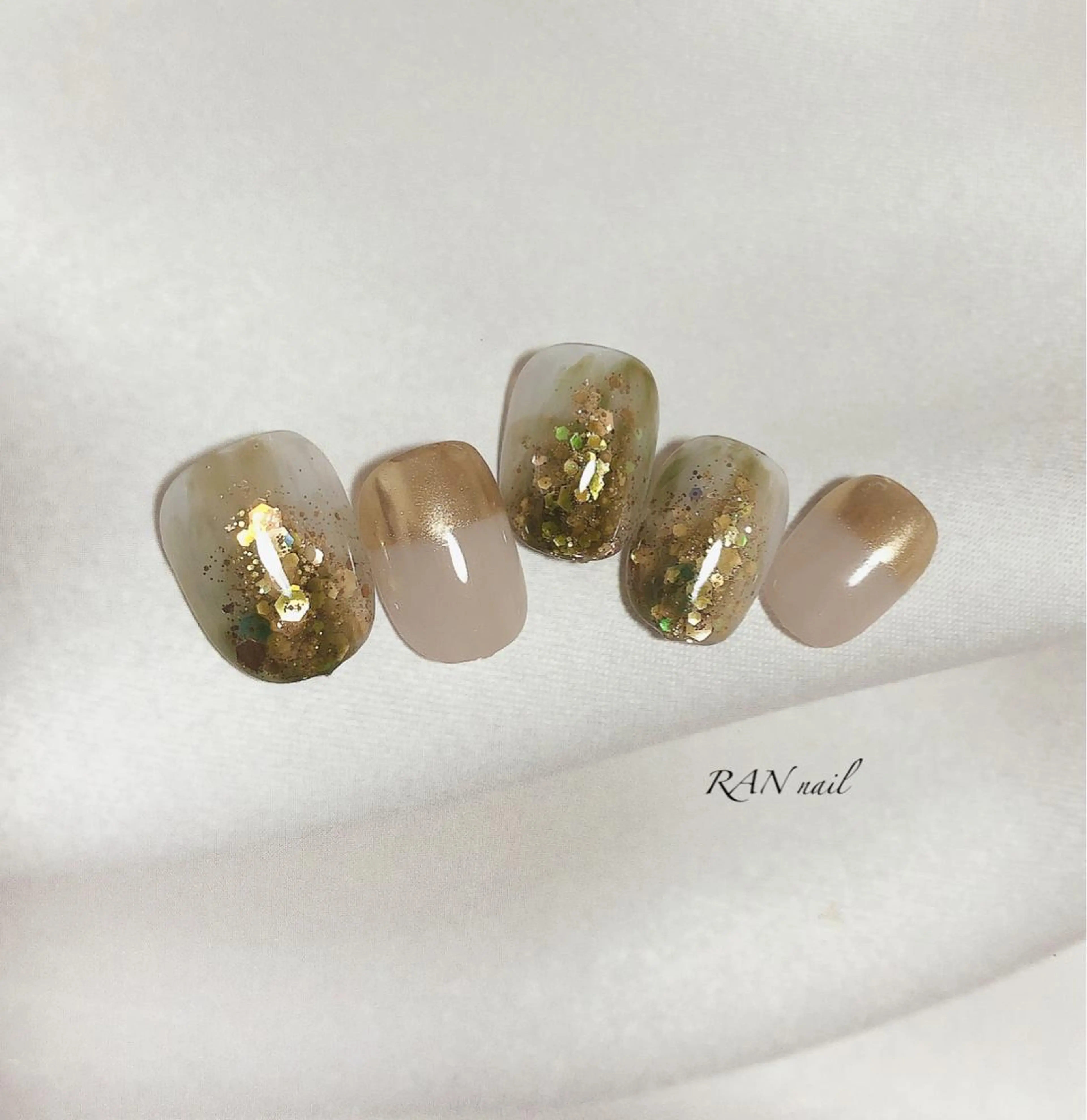 ネイル フットネイル ゴールド グリーン キラキラネイル ラメ(グリッター) ハンドネイル フットネイル RAN nail 〜ランネイル〜所属・RAN nailのネイルデザイン