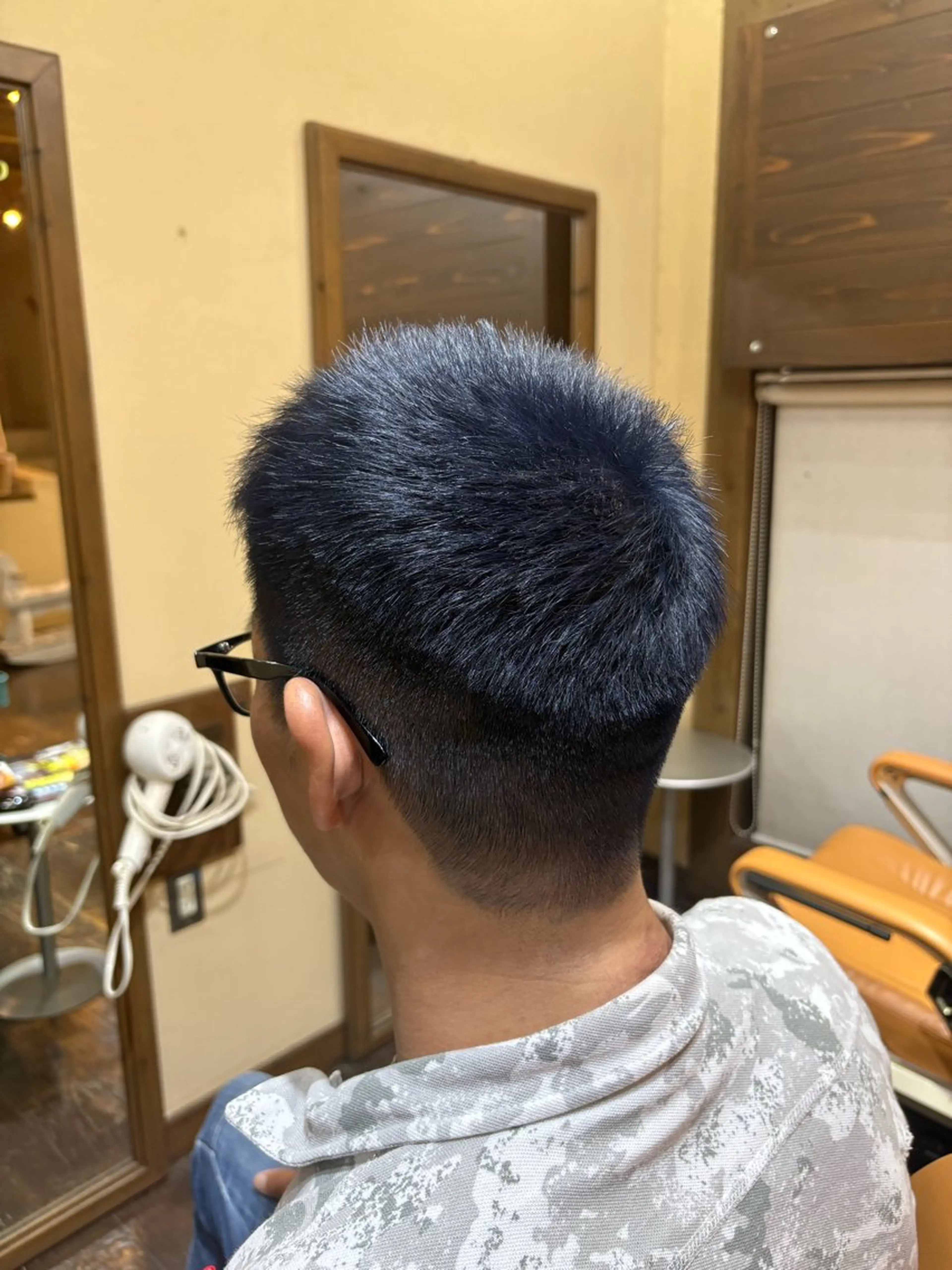 ショート カラー メンズ メンズブリーチ ブリーチ ブルーカラー ダブルカラー ネイビーカラー ヘアカラー トリートメント saya （サヤ）のヘアスタイル