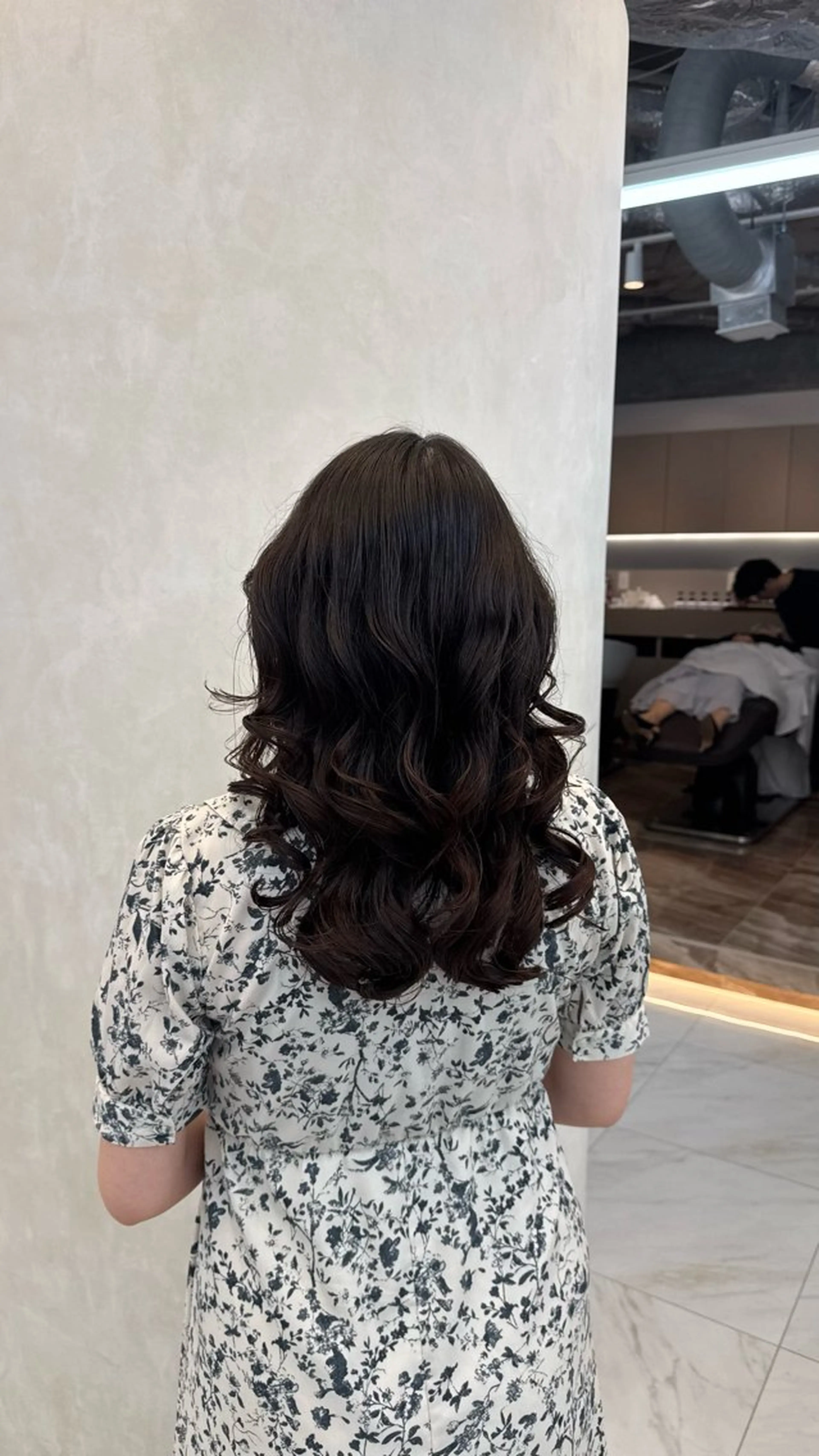 セミロング 本田秀幸 コテ巻き風パーマのヘアスタイル