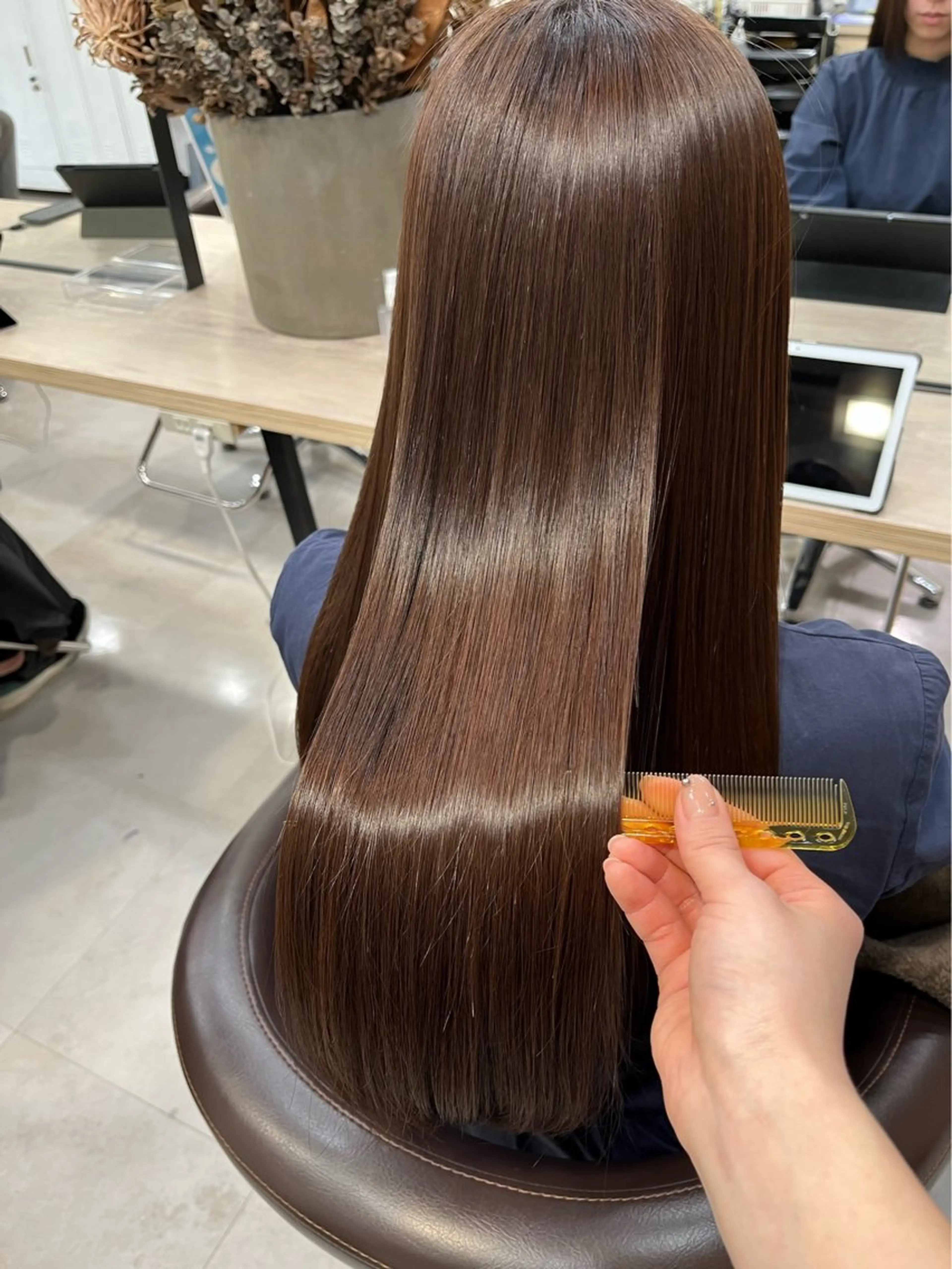 ロング 縮毛矯正 光を纏うツヤ感ロング Natsuki🤍のヘアスタイル