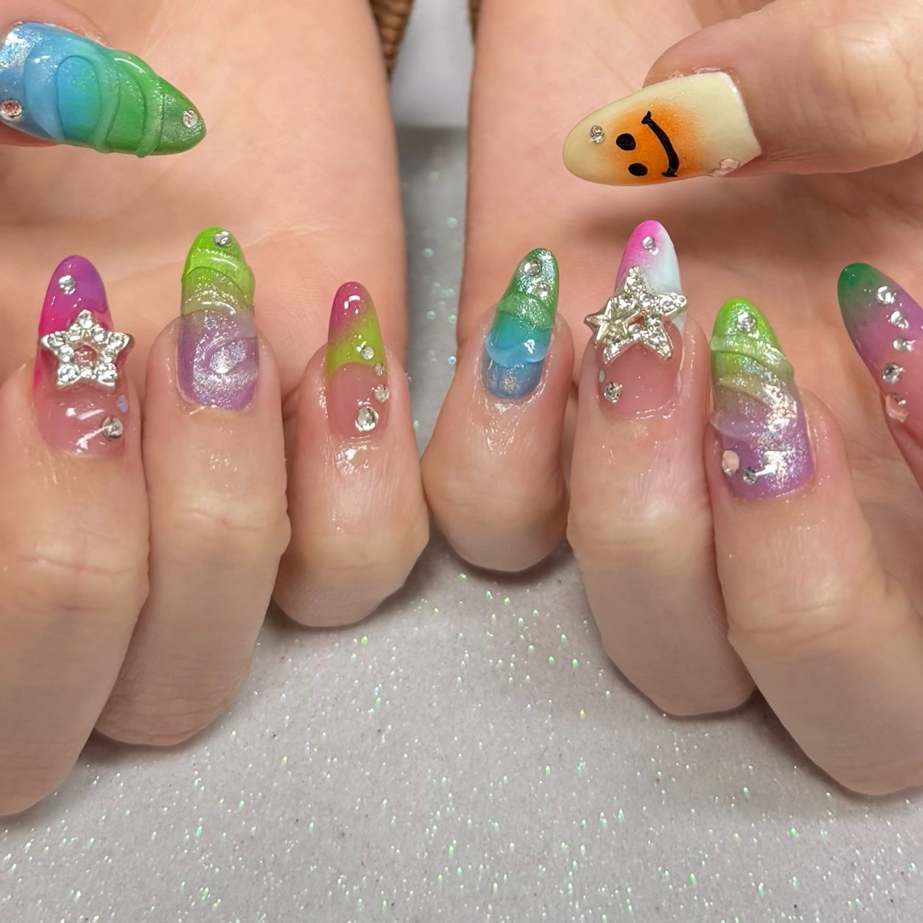 ネイル ハンドネイル VIERU 🌈🎀💖のネイルデザイン