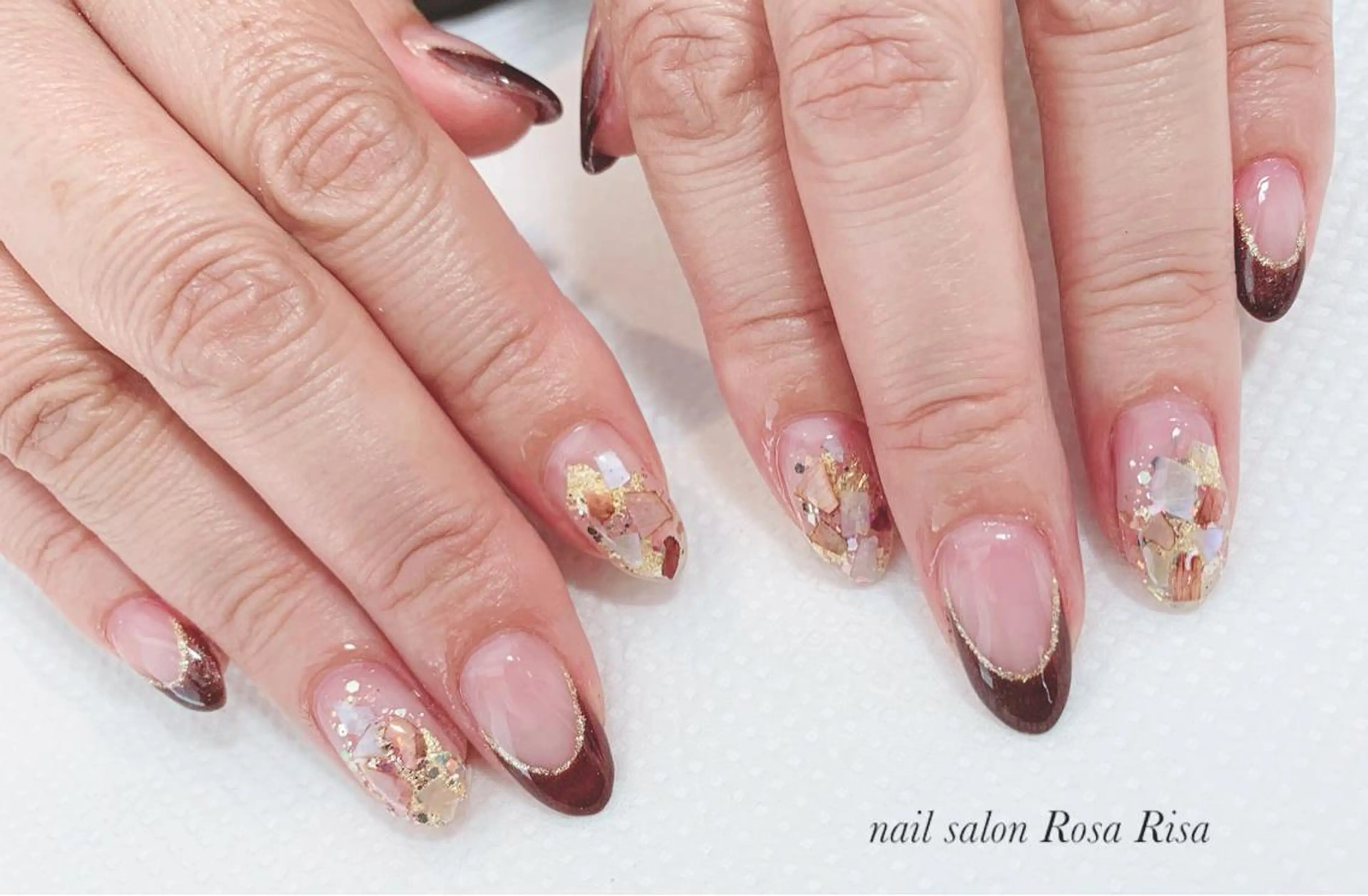 ミディアム ネイル ブラウン フレンチネイル ネイルスタジオ シェイクユアハンズのネイルデザイン