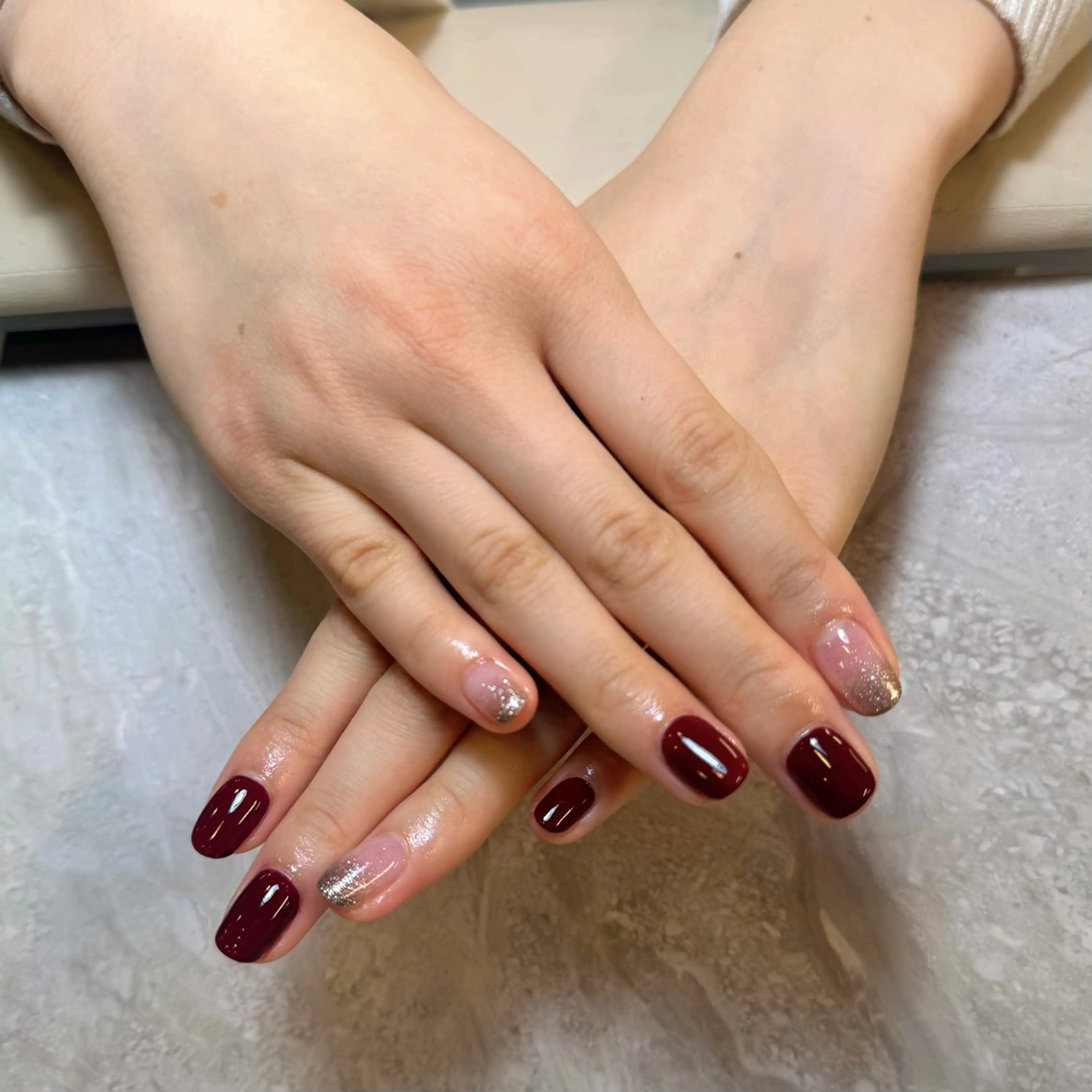 ネイル ボルドー グラデーション ラメ(グリッター) ラメグラデーション ワンカラーネイル Luana / ayanaのネイルデザイン