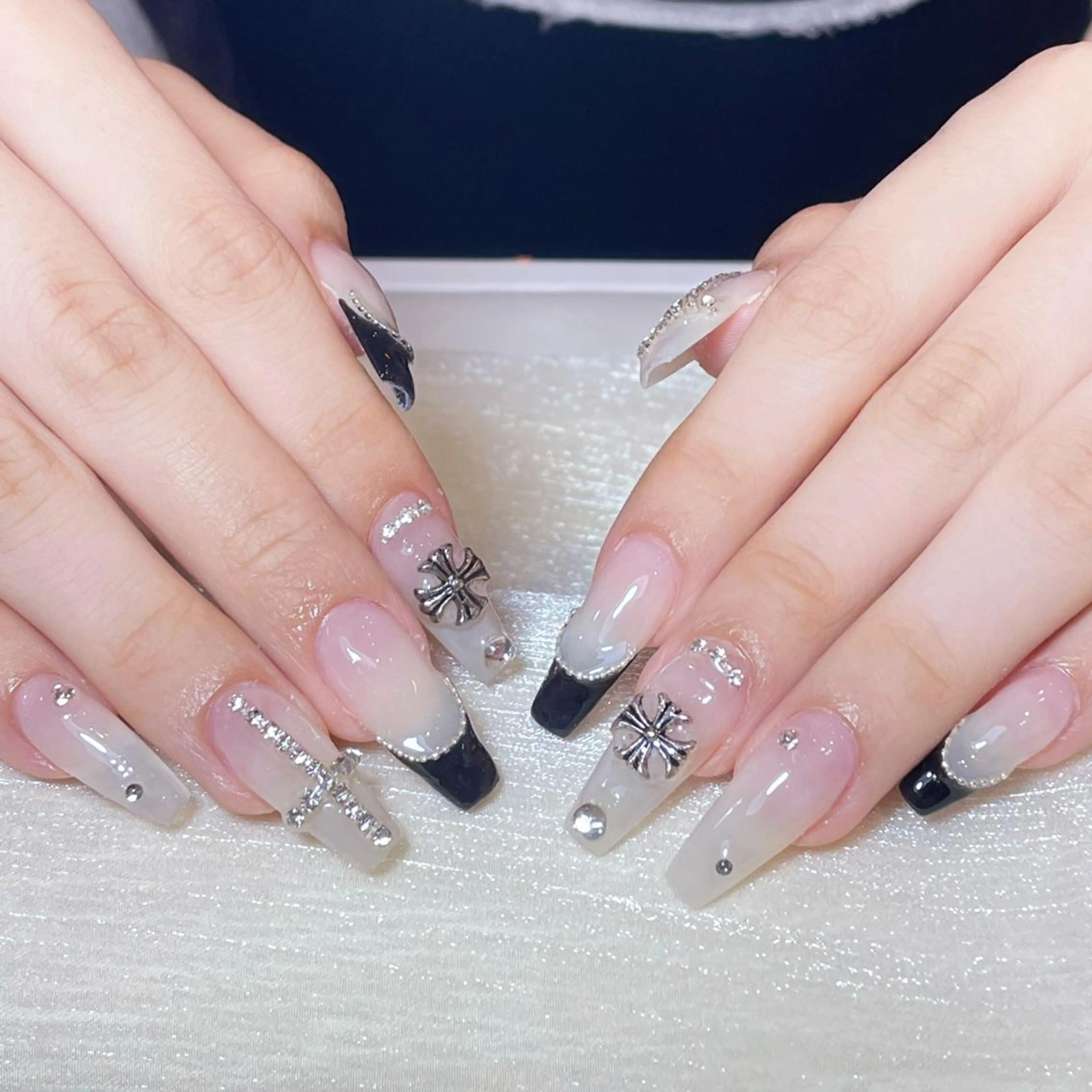 ネイル アートネイル オーロラネイル ガーリー キラキラネイル 韓国ネイル ハンドネイル Leah 💅のネイルデザイン