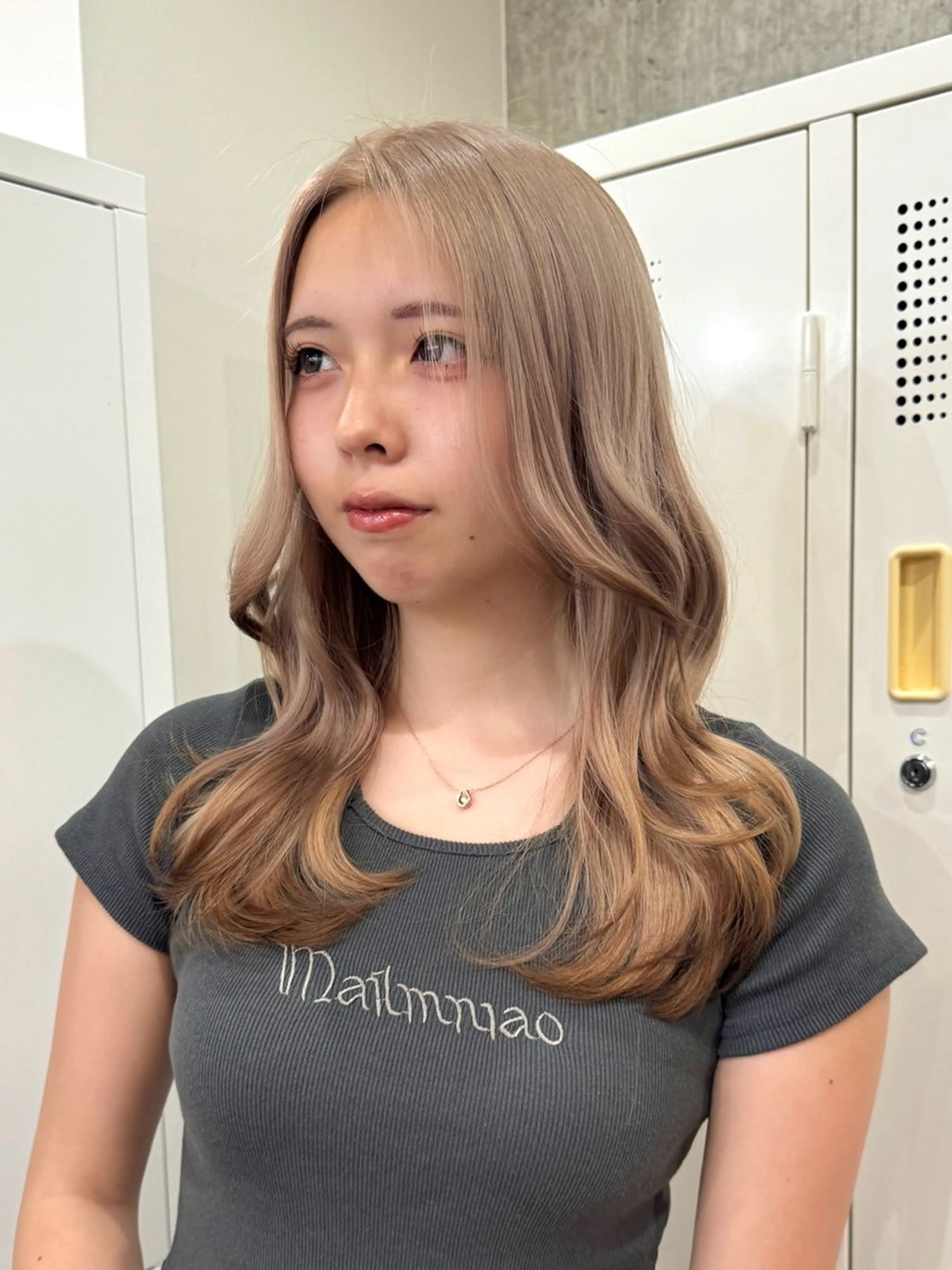 セミロング カラー ベージュカラー ミルクティーベージュ ヘアカラー トリートメント 切りっぱなしボブ/ ブリーチカラー/大塚のヘアスタイル