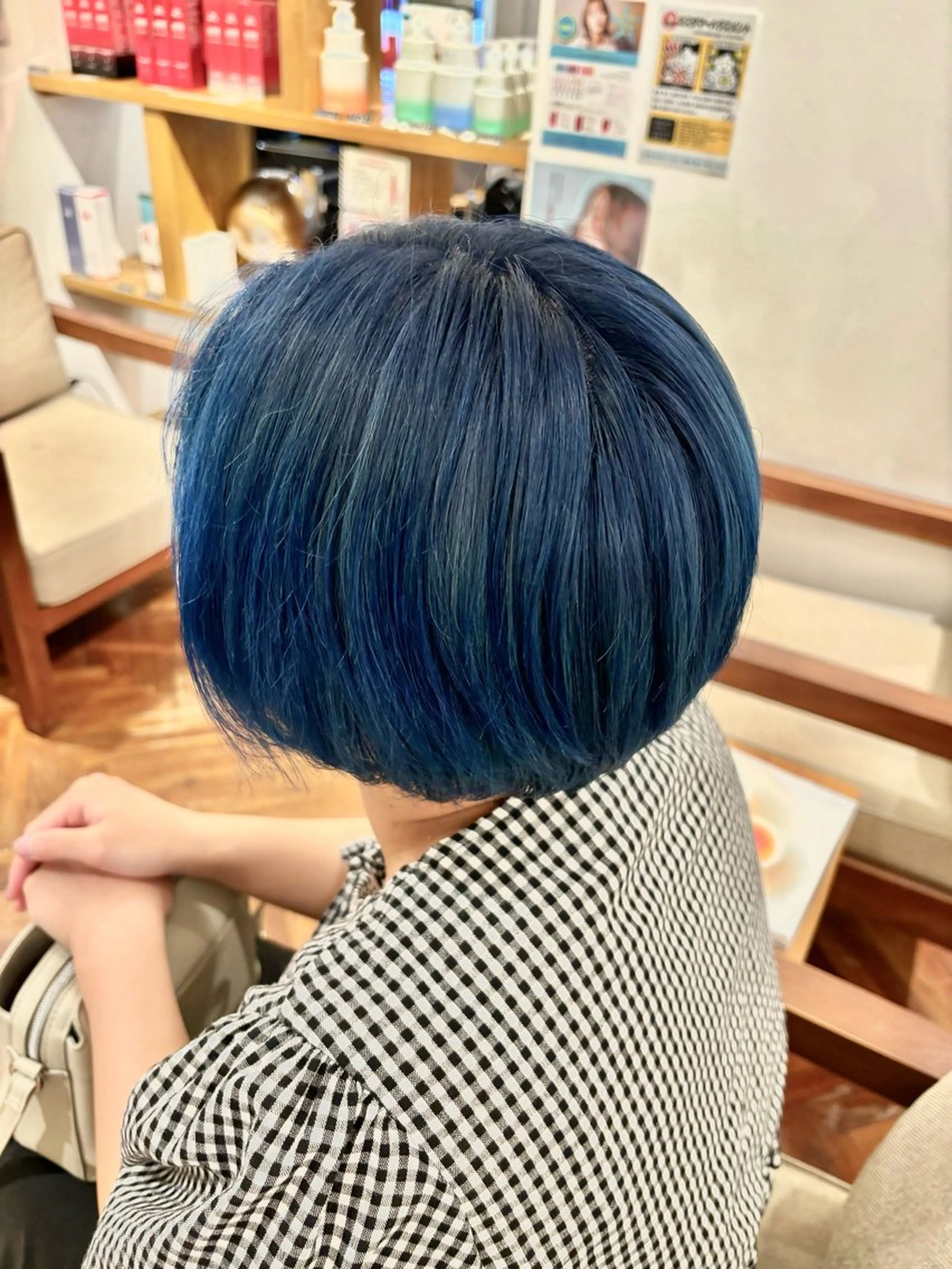 ショート カラー ブリーチ ブルーカラー イヤリングカラー グラデーションカラー イルミナカラー 秋山知穂ショート/ 縮毛矯正はお任せ🧸のヘアスタイル