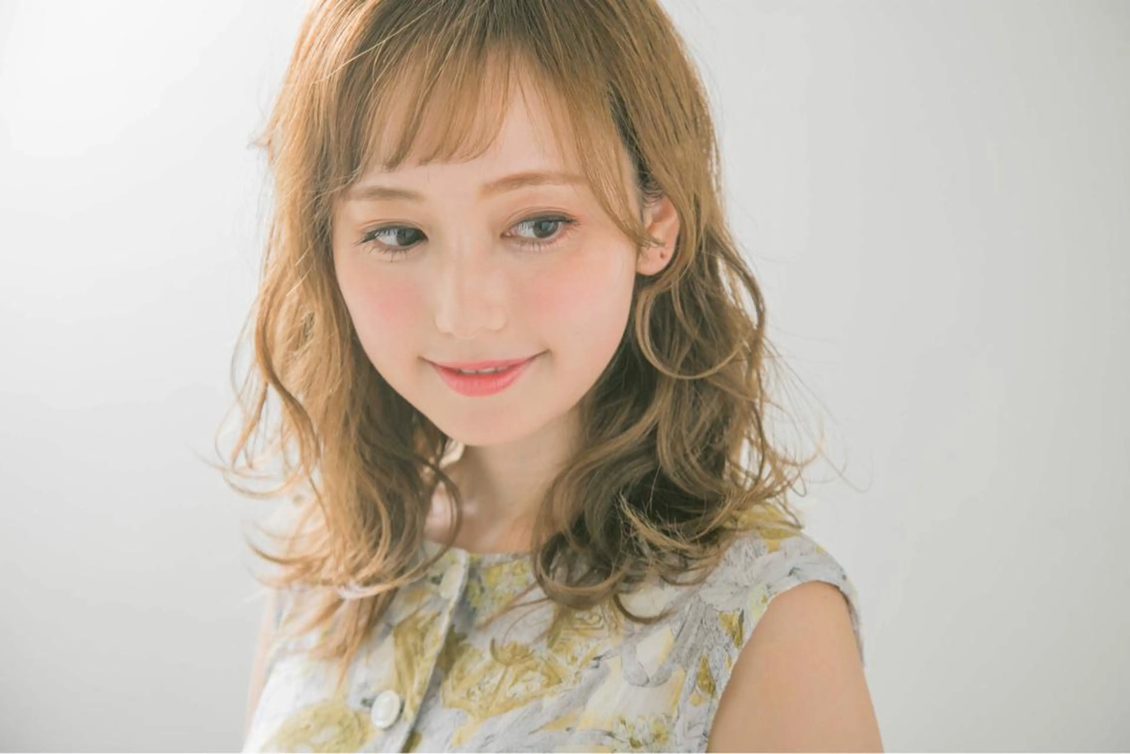 セミロング パーマ 髪質改善× 白髪ぼかし溝江のヘアスタイル