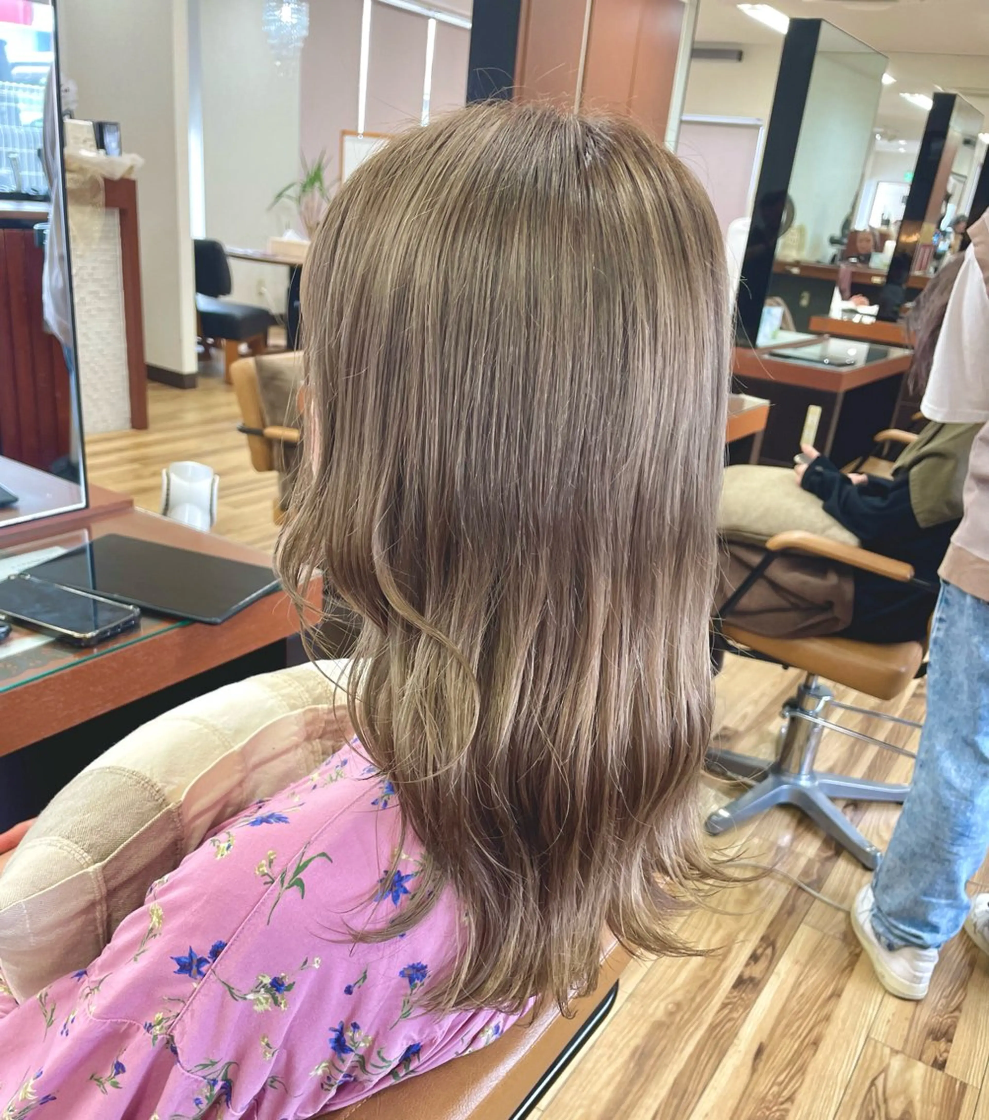 ミディアム 榮 百合香のヘアスタイル