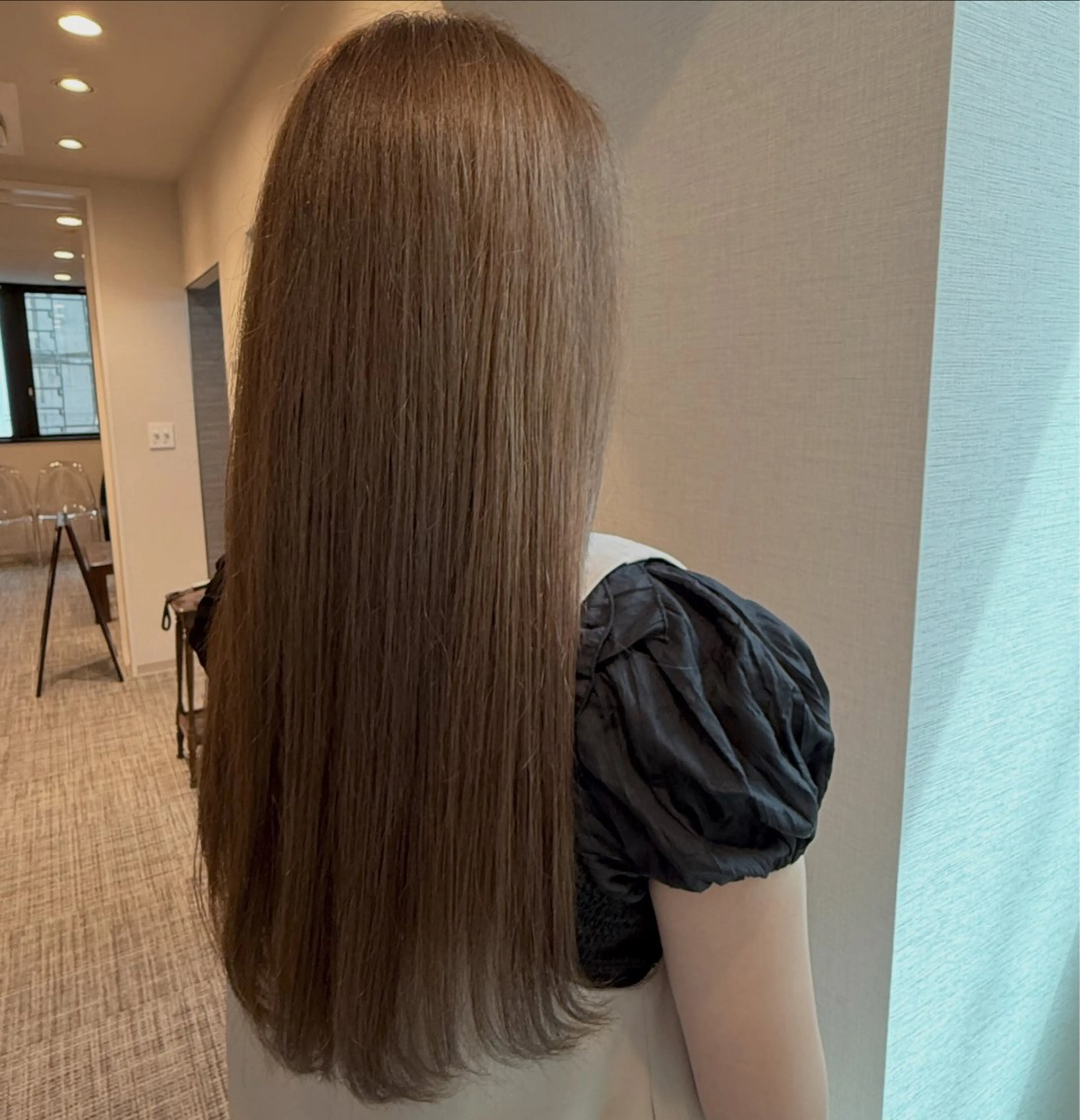 ロング カラー ｢韓国風・ハイトーン ベージュカラー｣サナのヘアスタイル