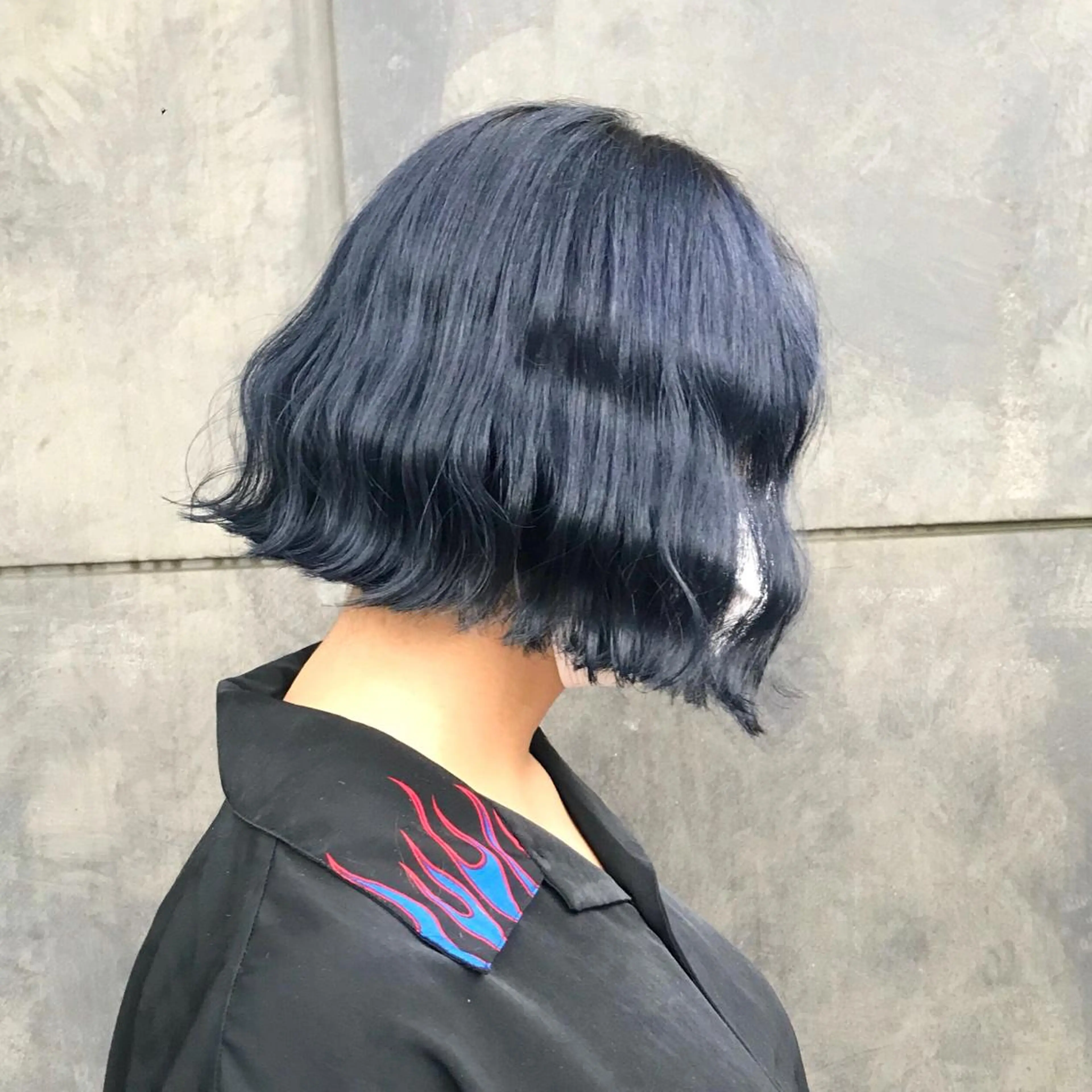 ショート カラー ブリーチ ブルーカラー ネイビーカラー タンバルモリ ムルギョル巻き K-POP好き美容師 🇰🇷Kai.Yのヘアスタイル