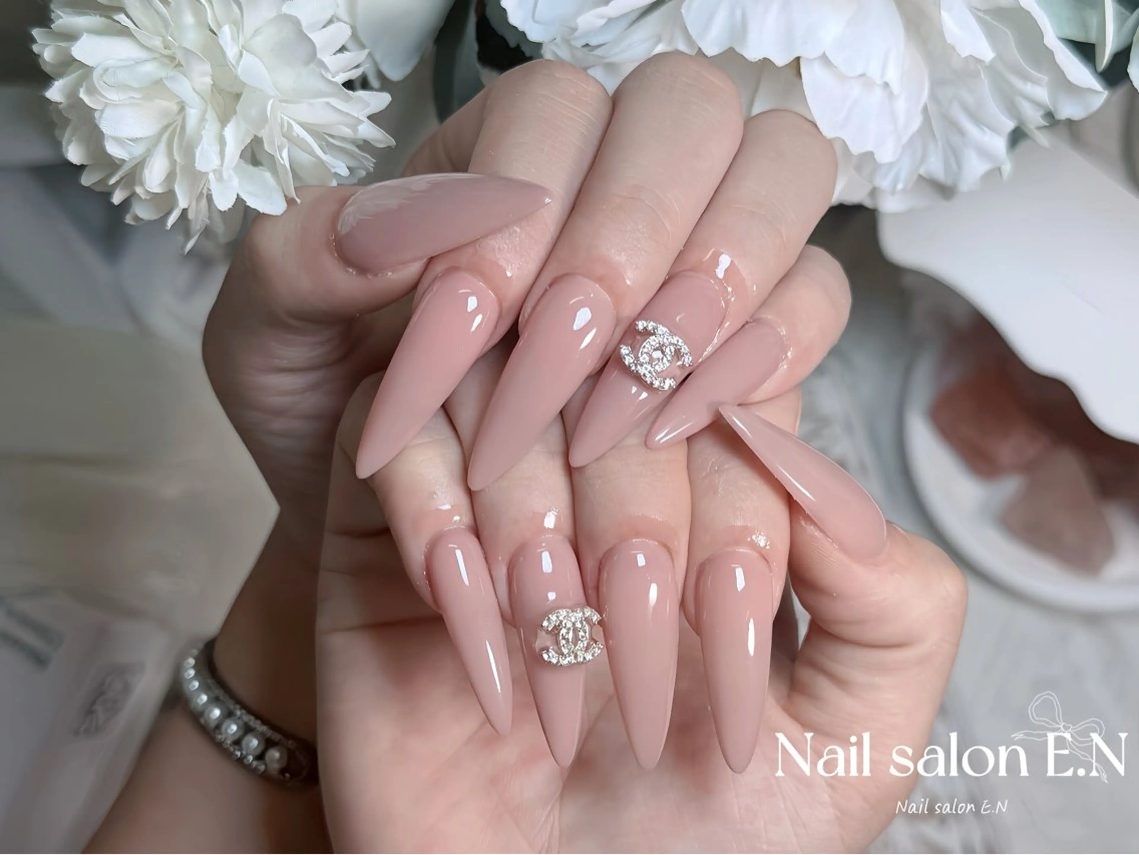 ネイル アートネイル オーロラネイル ブラウン クリアネイル フレンチネイル ハンドネイル E.N🦋 長さ出し/持ち込みのネイルデザイン