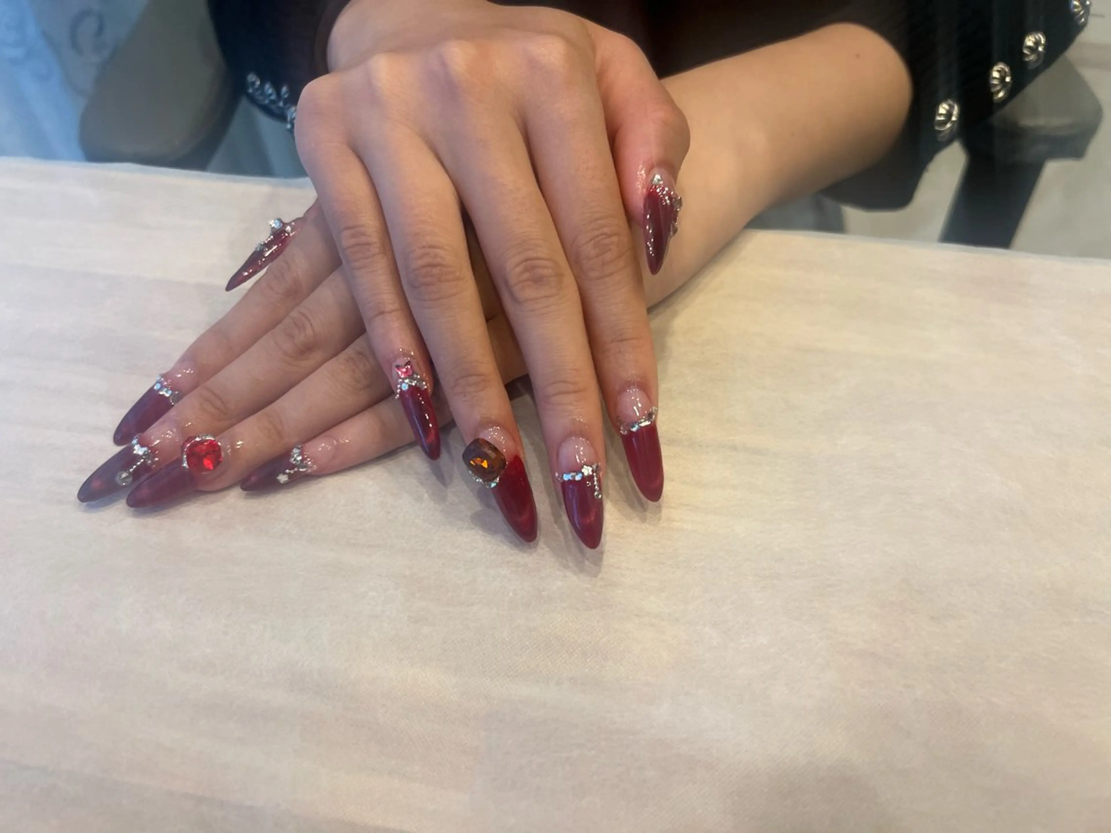 ネイル マグネットネイル 赤色 南田 リジュンのネイルデザイン