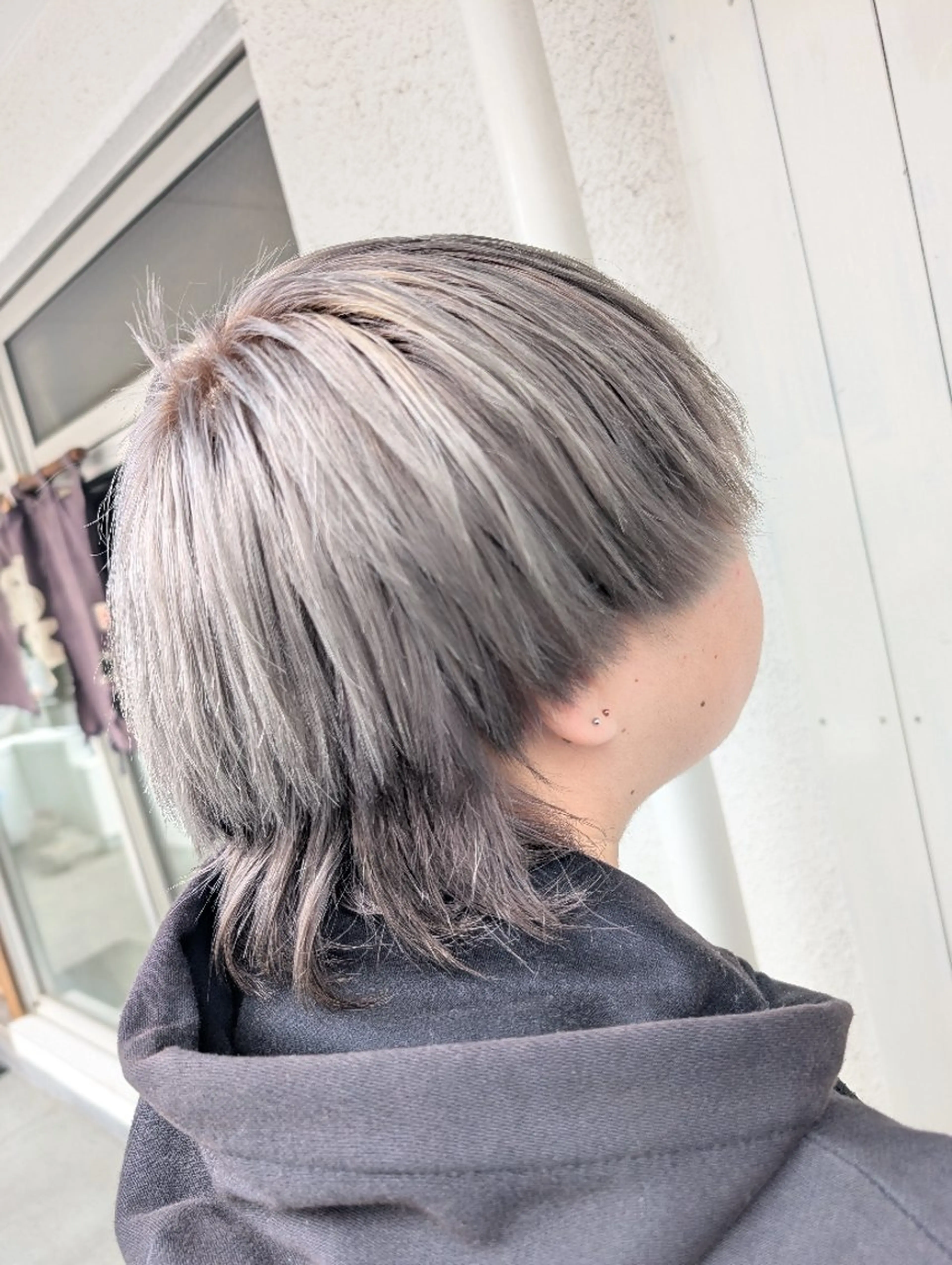 セミロング カラー メンズ シルバー カット ヘアカラー QOL円山 YUTOのヘアスタイル