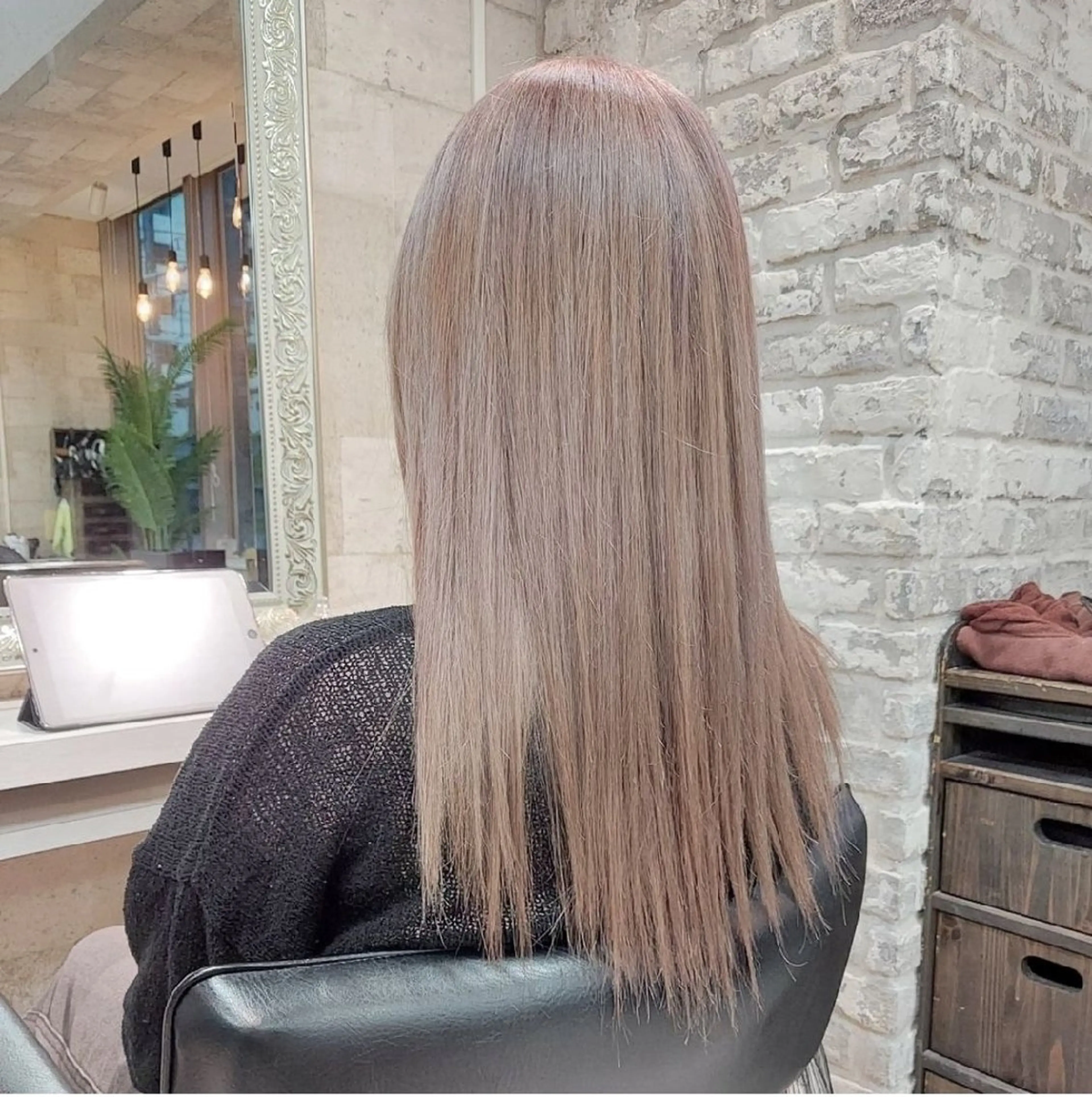 ロング カラー ベージュカラー ミルクティーベージュ ヘアカラー トリートメント ブリーチ・ハイトーン 特化🎉内山のヘアスタイル