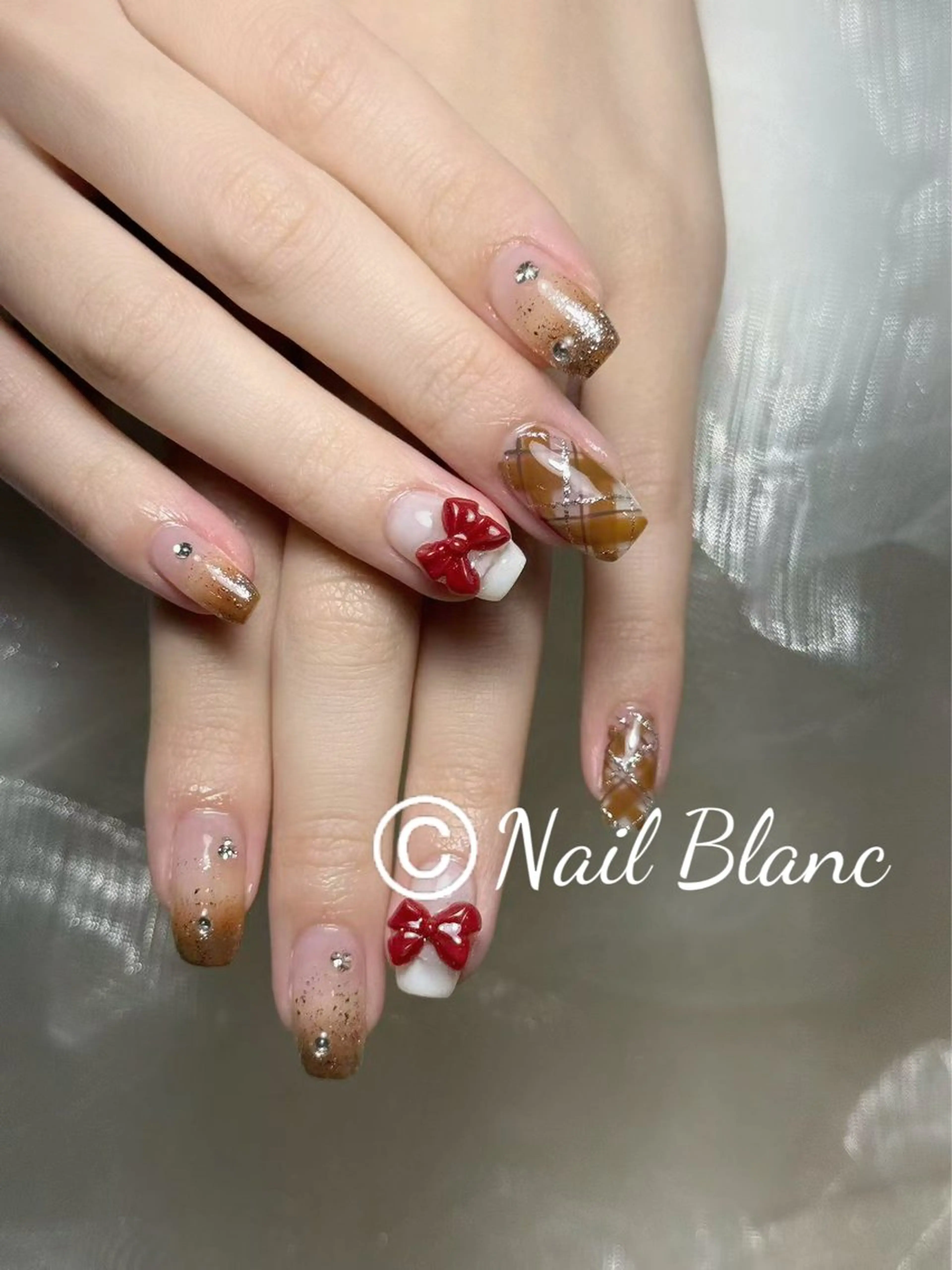 ネイル アートネイル ブラウン 赤色 リボン ハンドネイル Kurehashi Yui🧸のネイルデザイン
