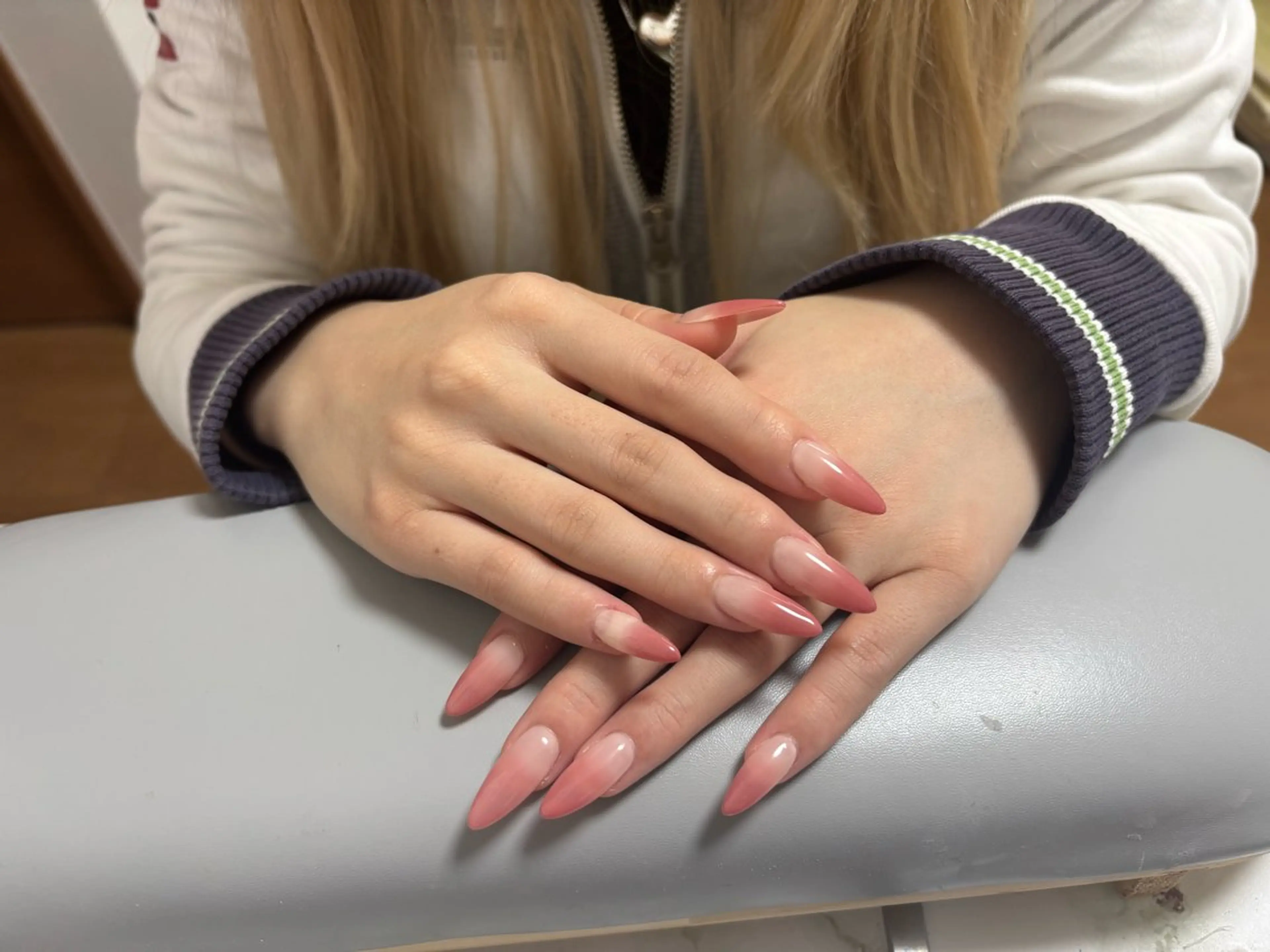 ハンドネイル(ケア、フォルム込み、グラデーション、フレンチ、自店オフあり)の写真