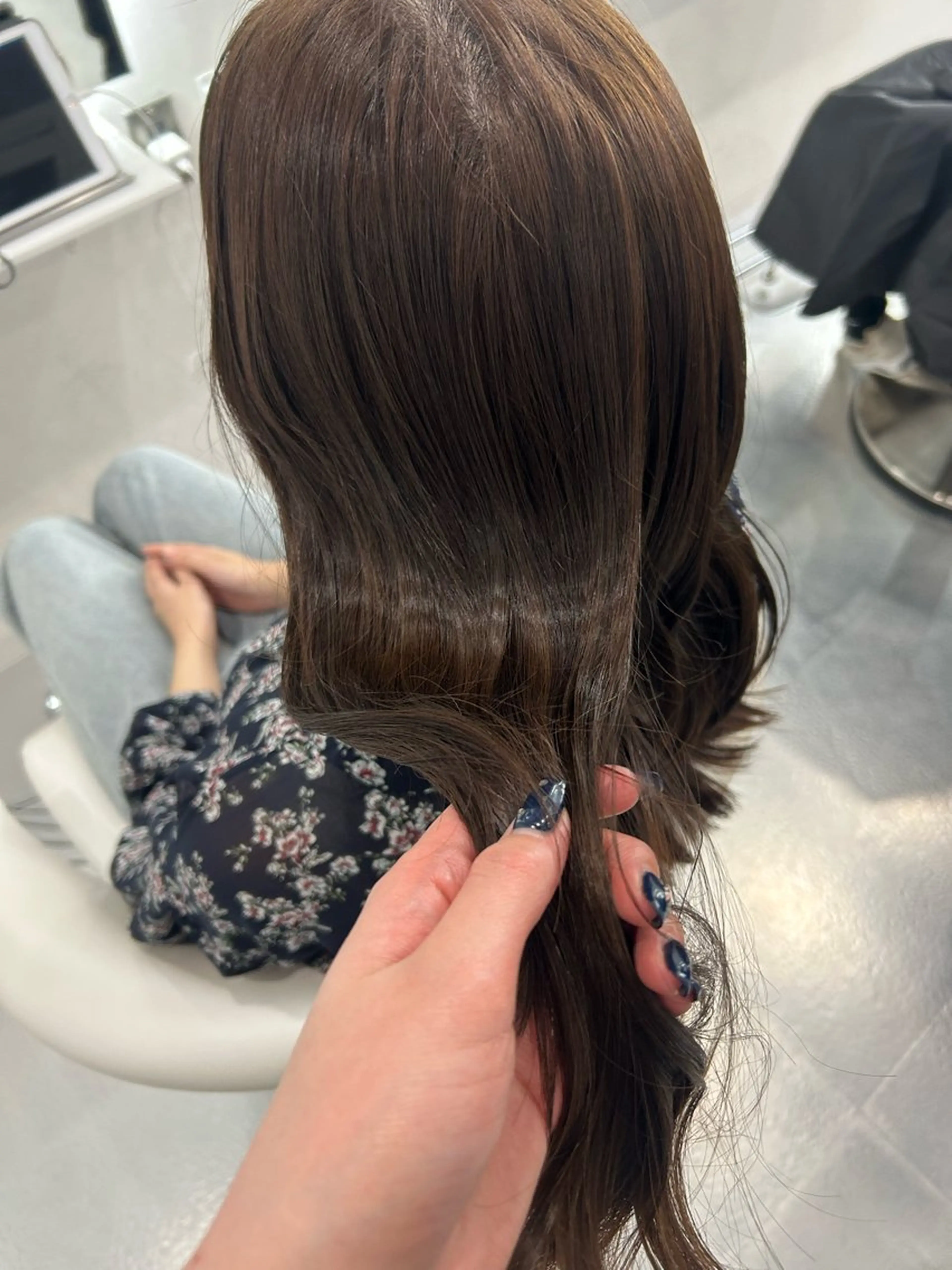 セミロング あやめ🪽 オリーブ/ハイトーンのヘアスタイル