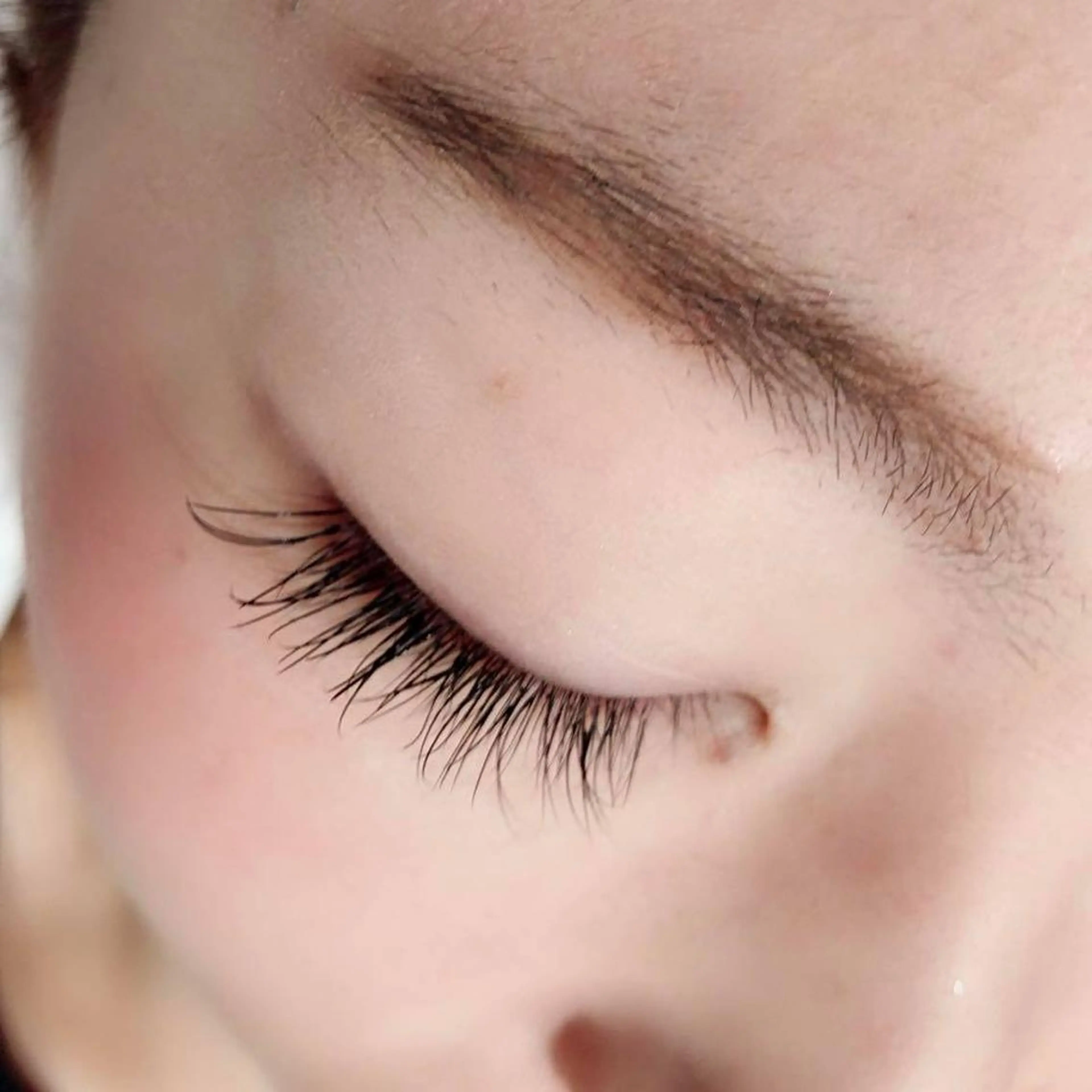 マツエク・マツパ レイヤーカット✖️ 柔らかベージュカラーのヘアスタイル