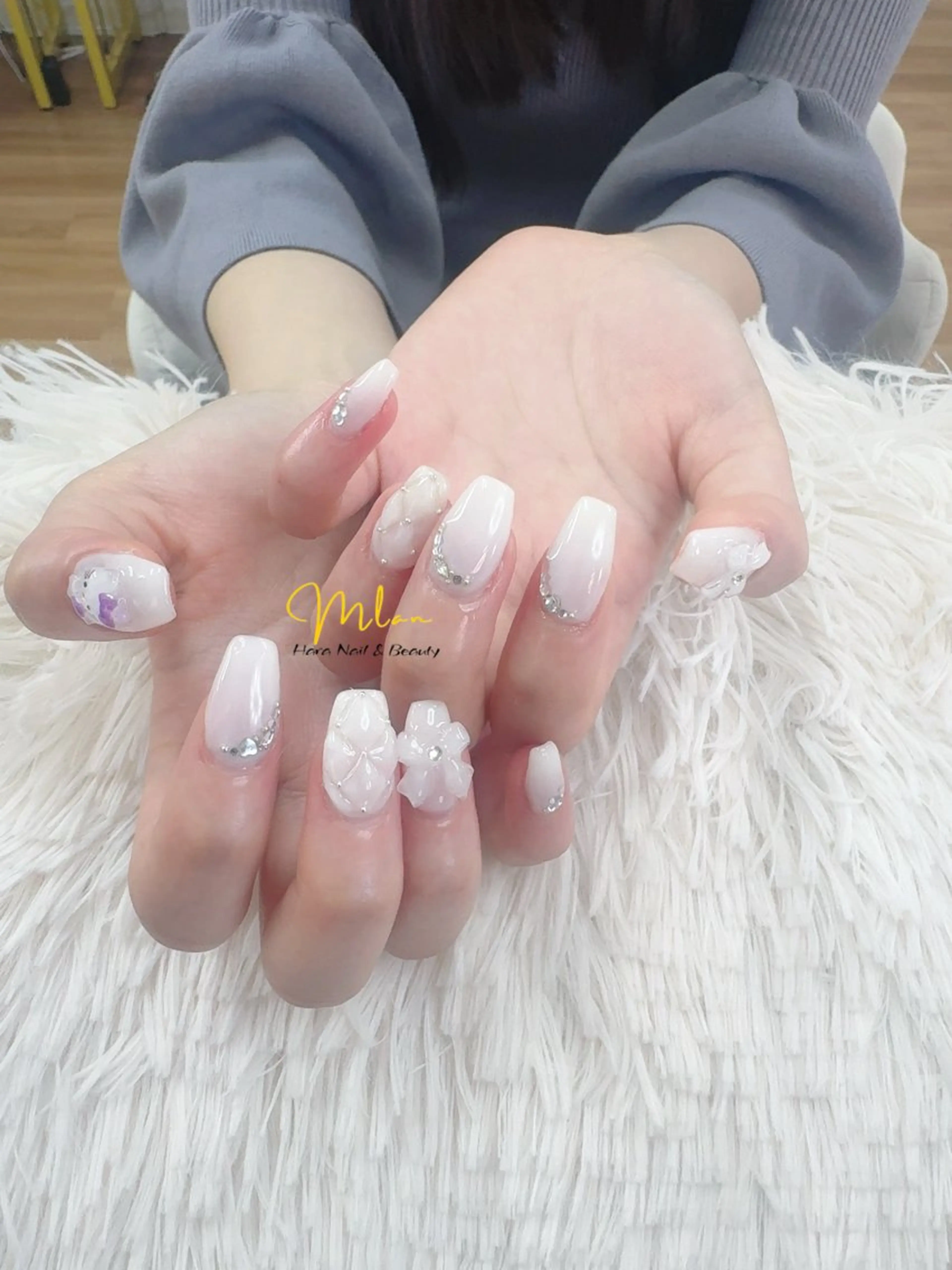 ネイル フレンチネイル グラデーション キラキラネイル 韓国ネイル ラメ(グリッター) ハンドネイル Mlan Nailのネイルデザイン