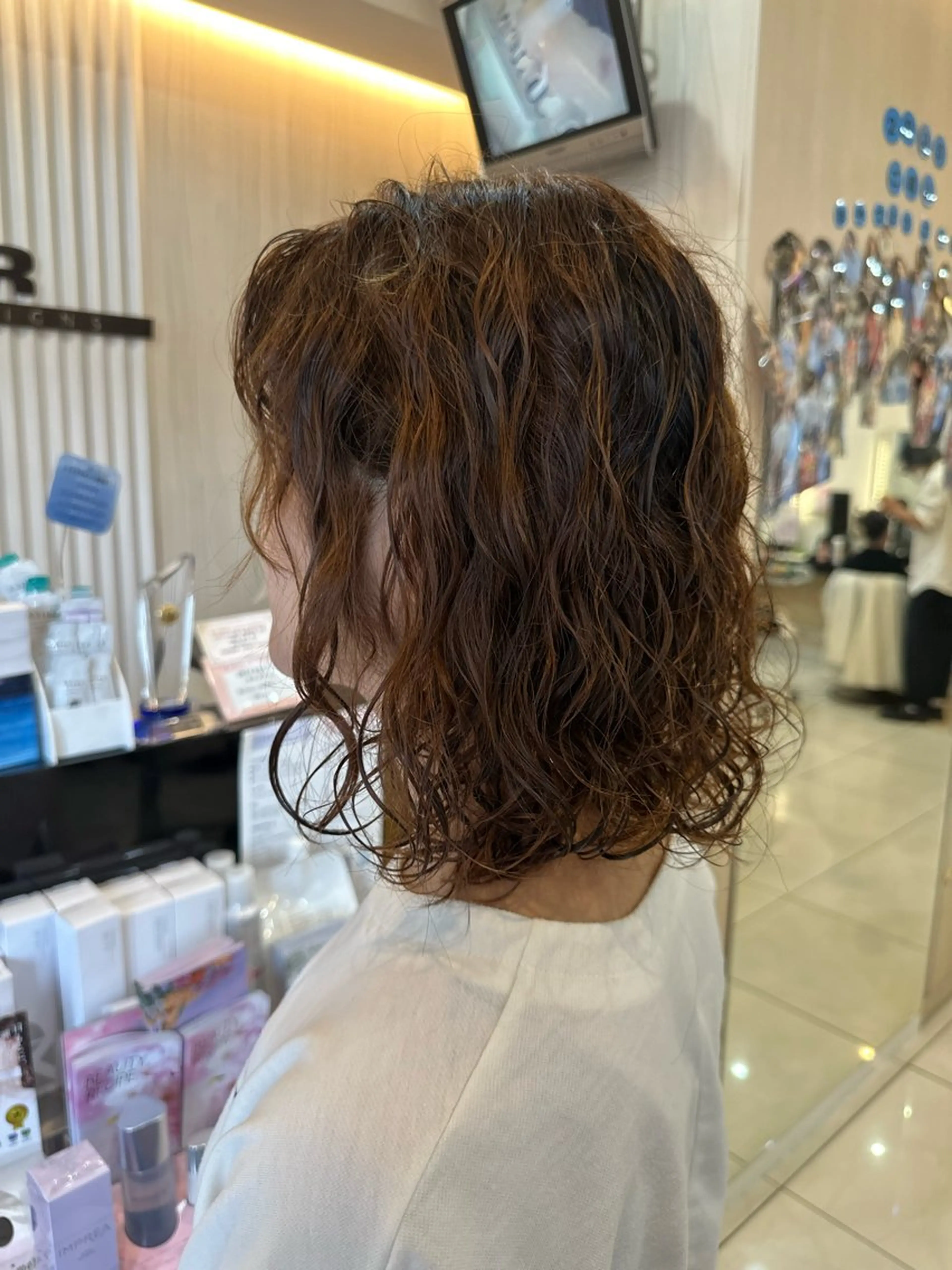 ミディアム パーマ 内田温子大人女性 ハイライト、ボブのヘアスタイル