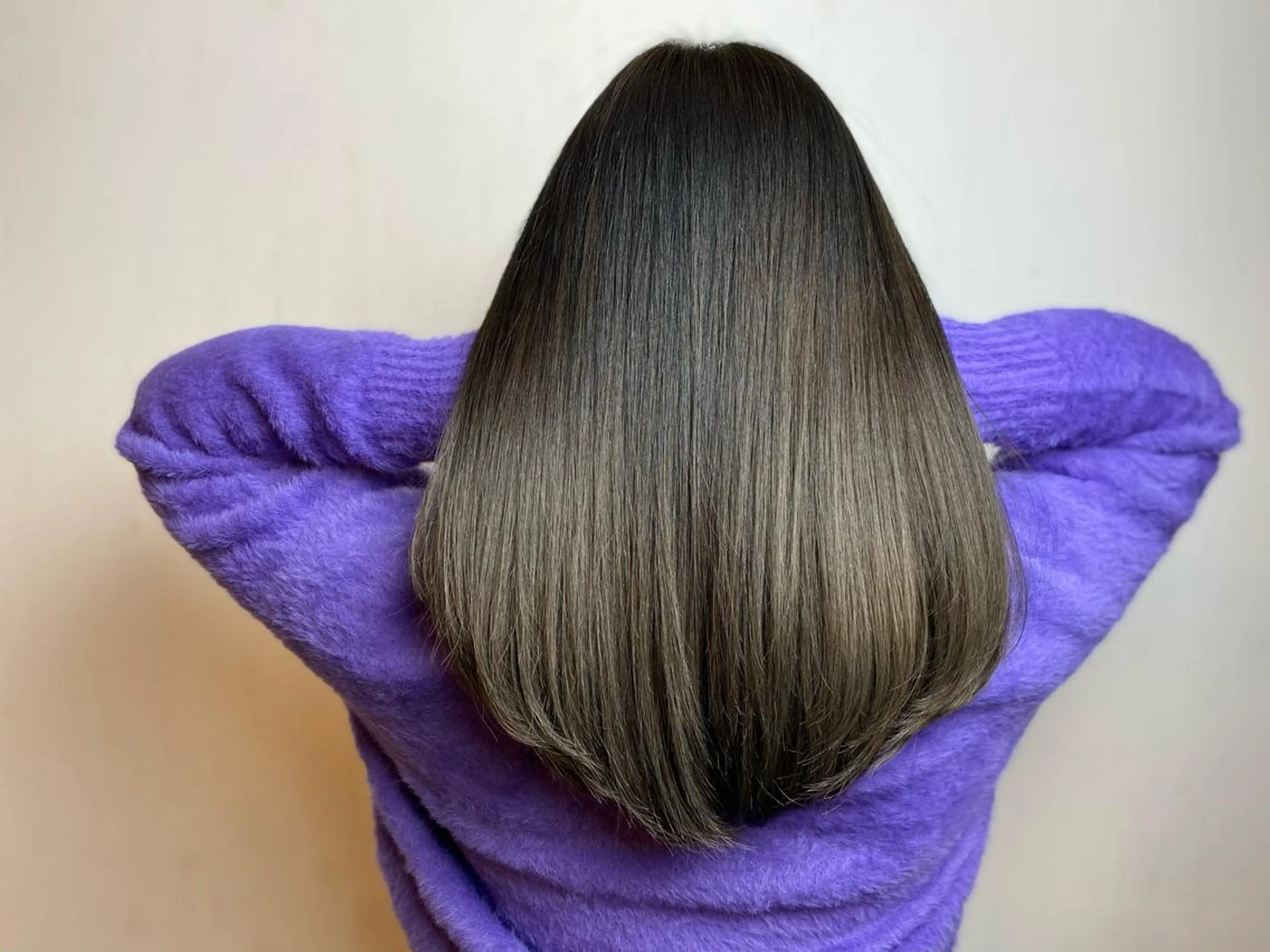 セミロング カラー ハラ ルイスのヘアスタイル