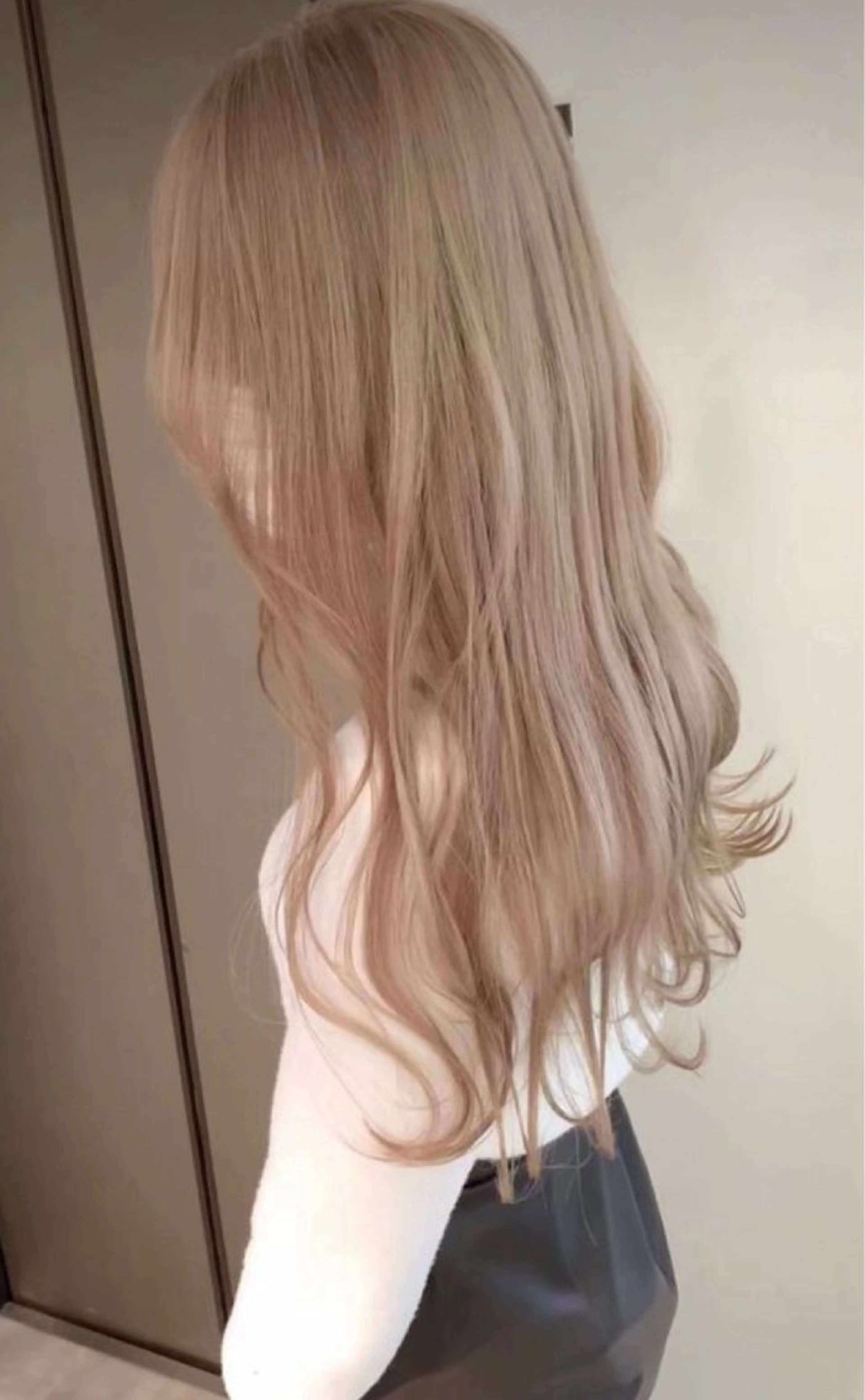 カラー フェザーパーマ/ スペインカールのヘアスタイル