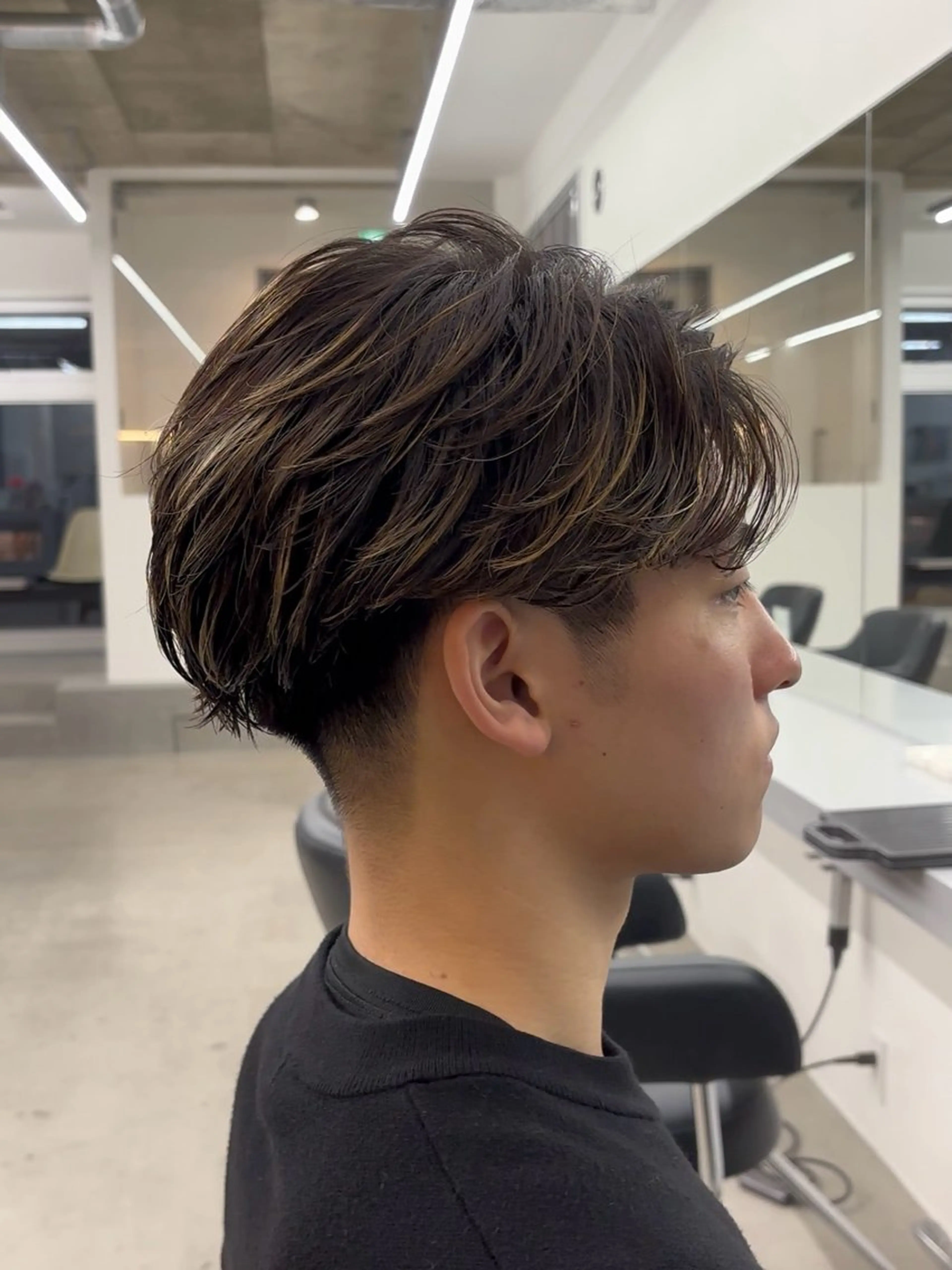 ショート パーマ メンズ センターパート フェザーパーマ メンズパーマ ニュアンスパーマ カット パーマ なりたひろと / フェザーパーマのヘアスタイル