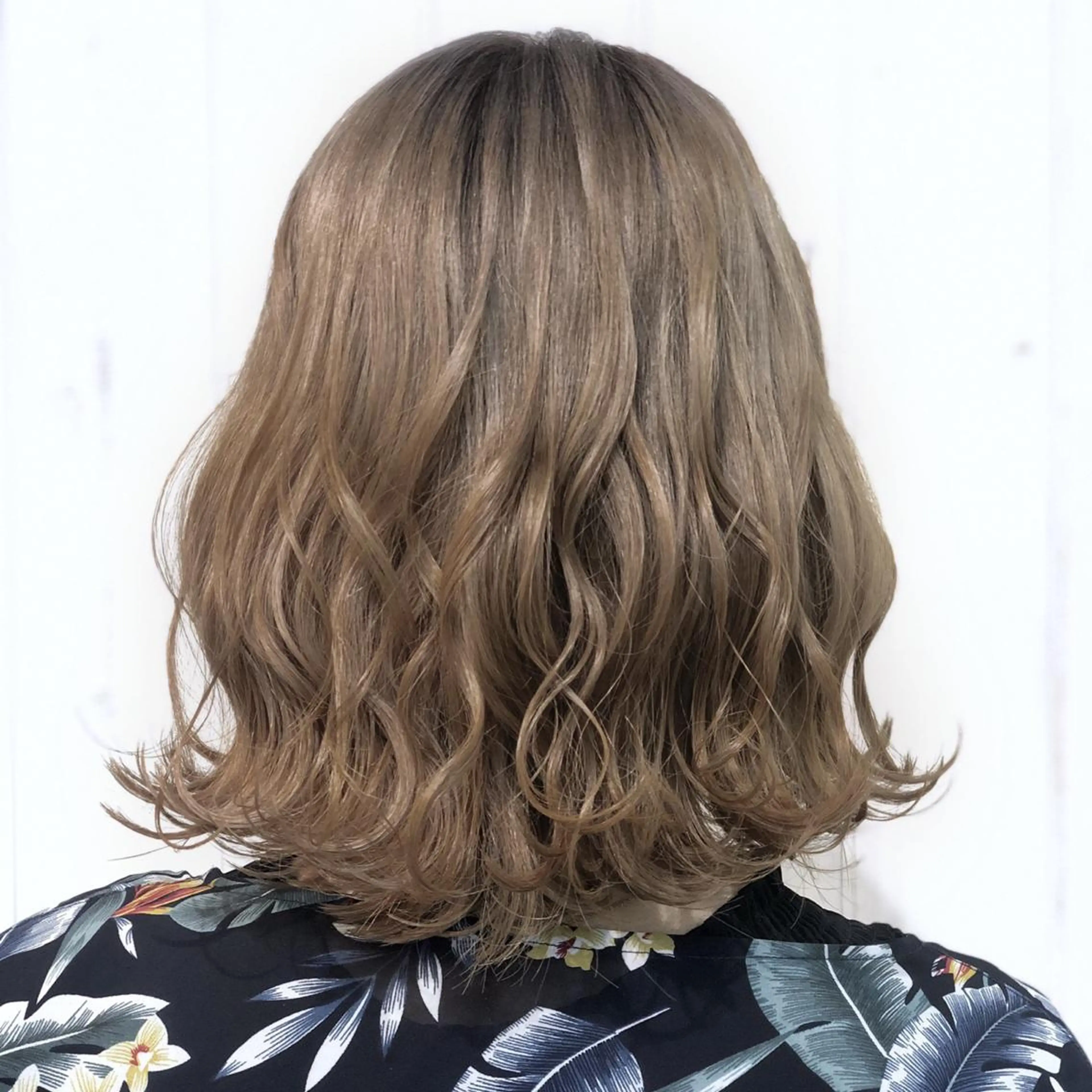 ショート カラー ブリーチ グレージュ ミルクティーグレージュ 縮毛矯正⭐️ TAKAHIROのヘアスタイル