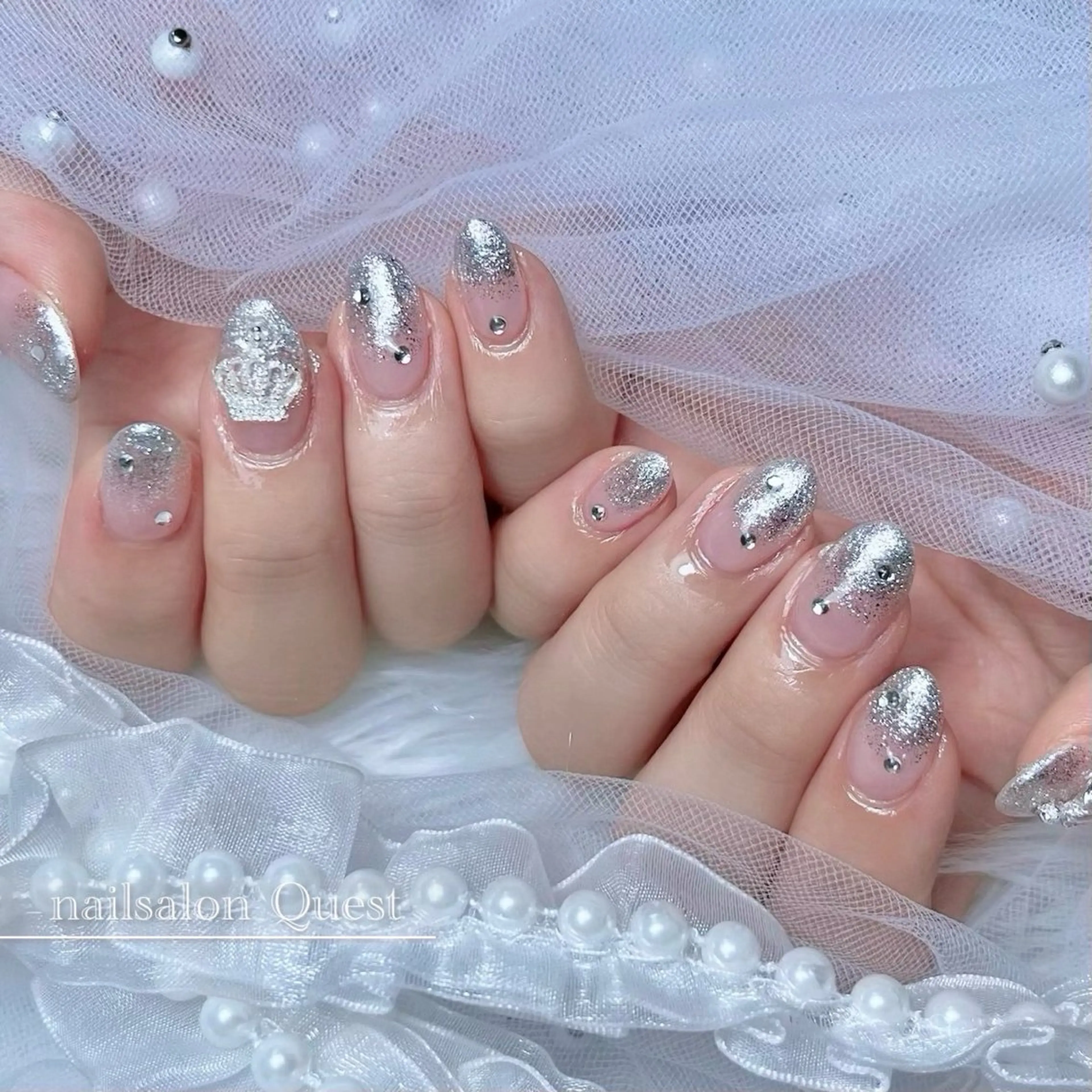 ネイル ゴージャス グラデーション キラキラネイル ラメ(グリッター) シルバー ハンドネイル nailsalon Questのネイルデザイン
