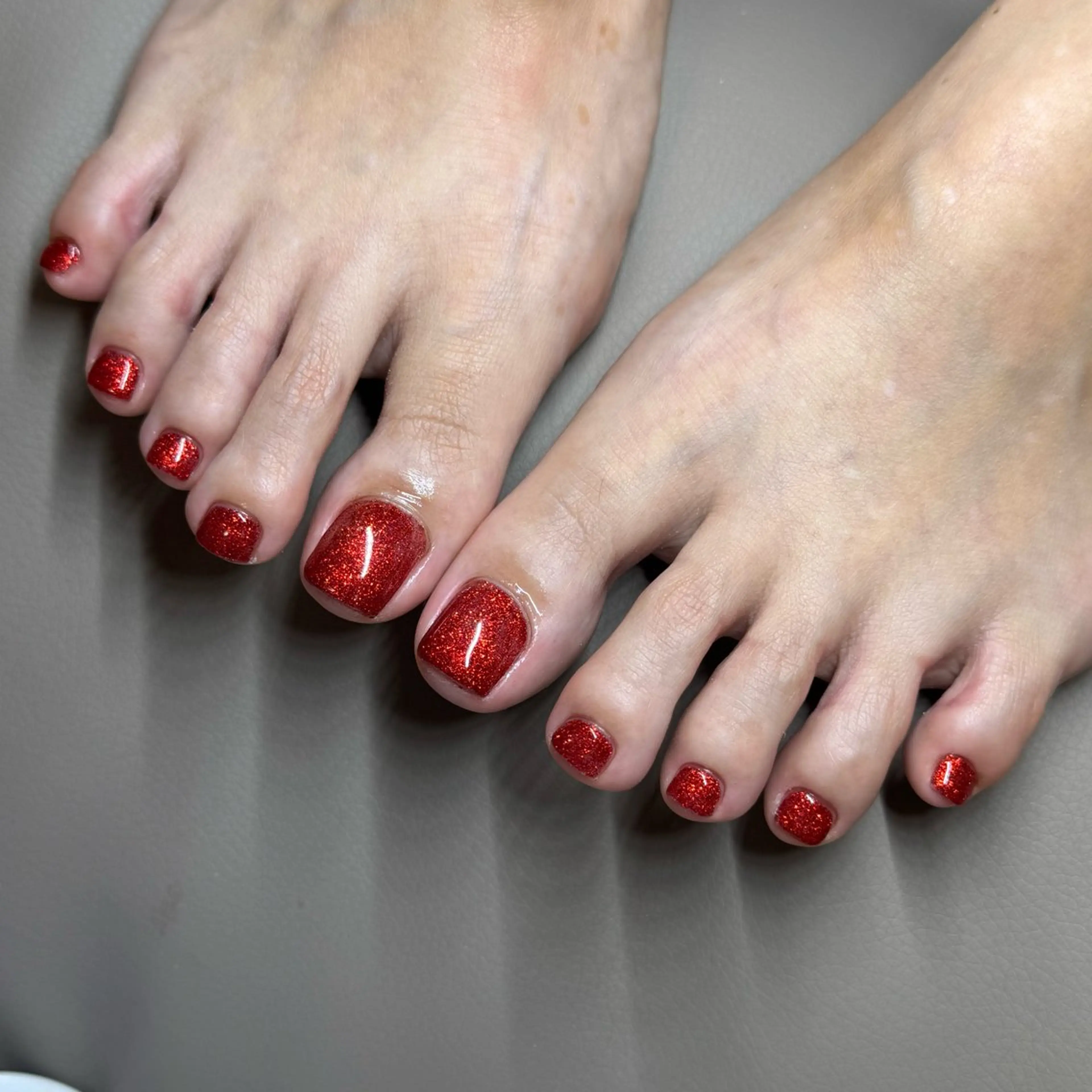 ネイル フットネイル ラメ(グリッター) ワンカラーネイル 赤色 Wiznail YUMEのネイルデザイン