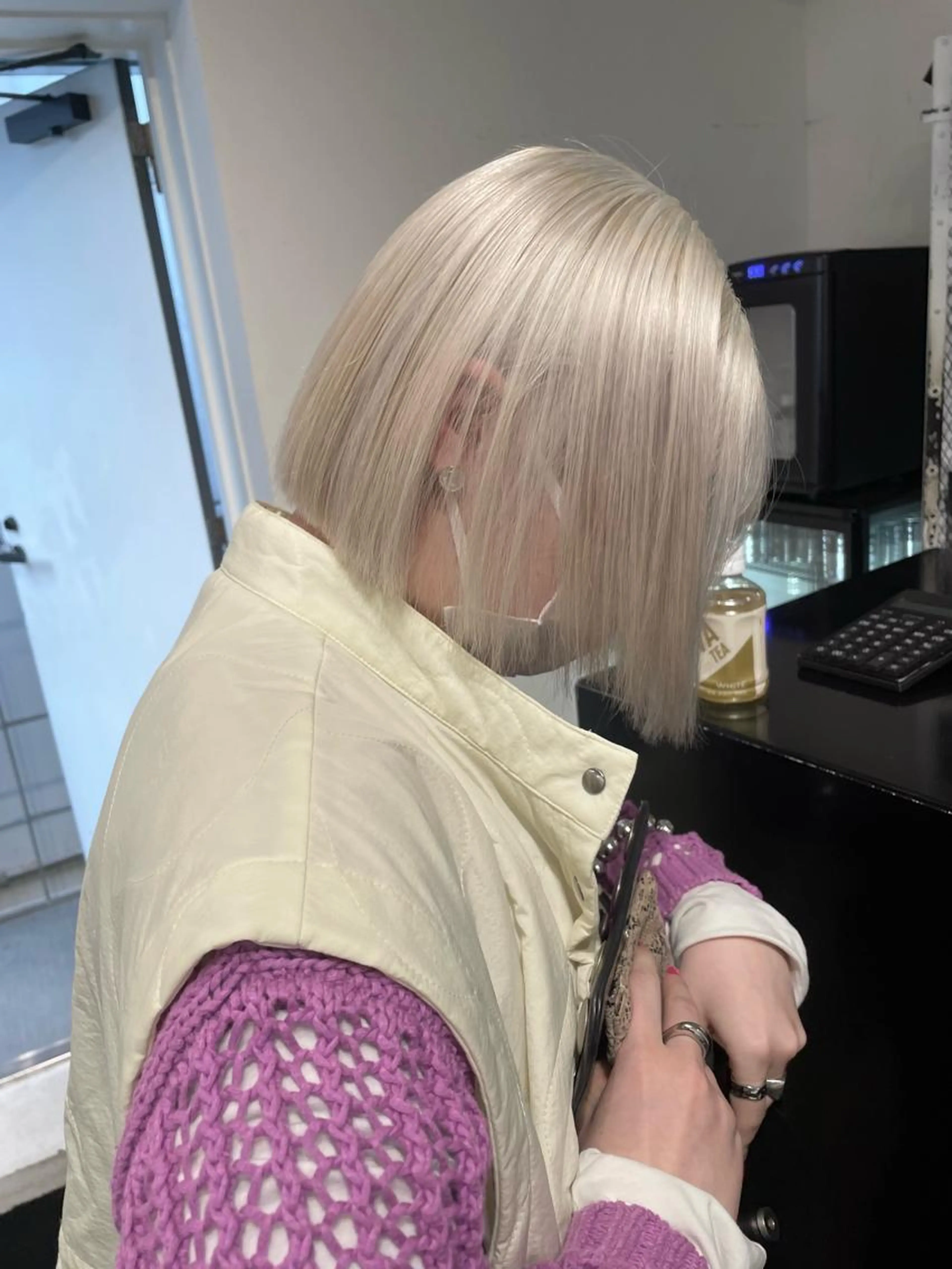 【ホワイトブロンド】ケアブリーチ2回➕ケアカラー➕髪質再生トリートメント+顔周りカット✨の写真