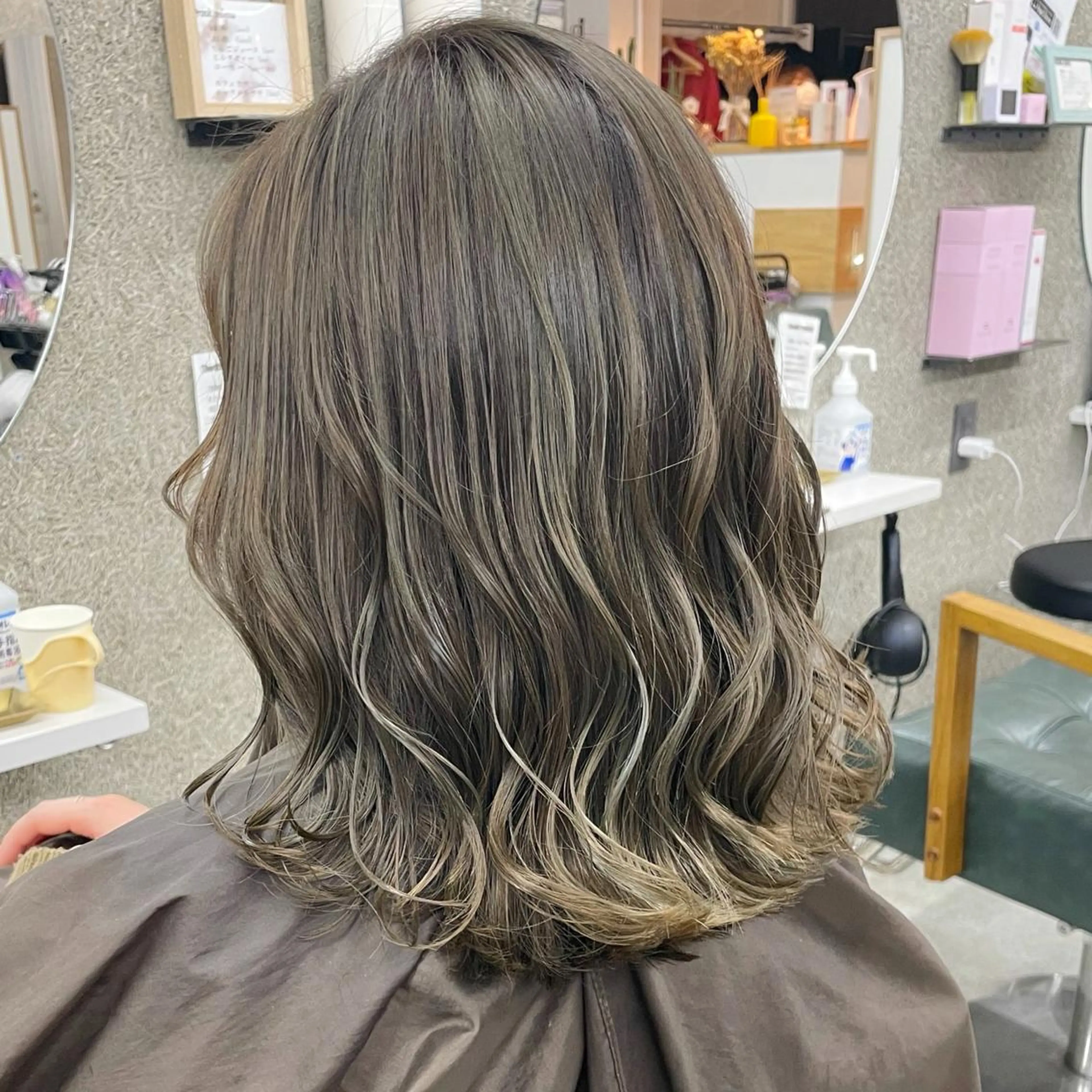 ミディアム カラー ヘアカラー トリートメント Lull1人美容室 バレイヤージュのヘアスタイル