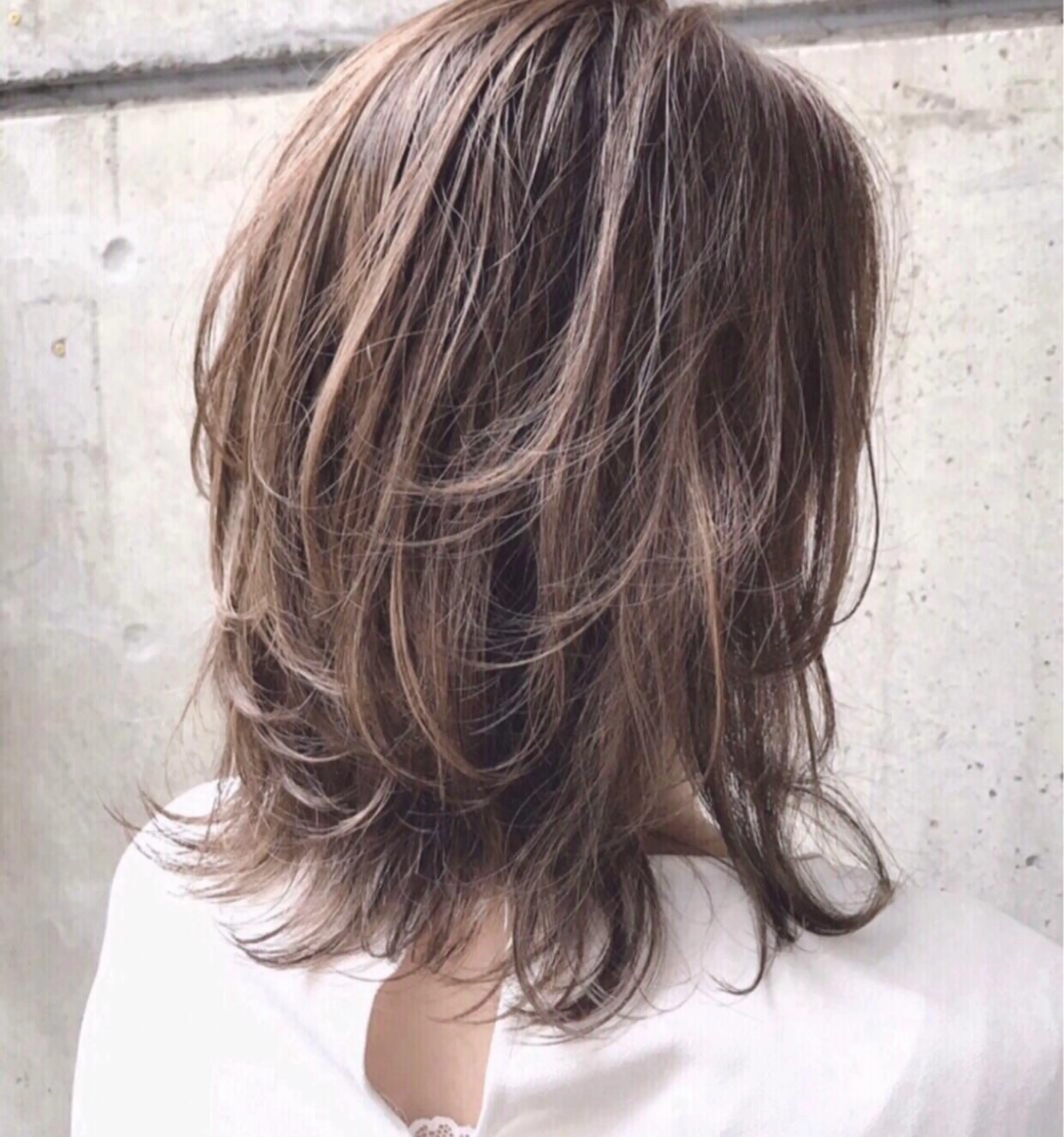 ミディアム カラー ミディアムパーマ アッシュ ベージュカラー ブルーカラー グレージュ ヘアカラー DX  SHARE  SALON 　SHIBUYA所属・AKI アキのヘアスタイル