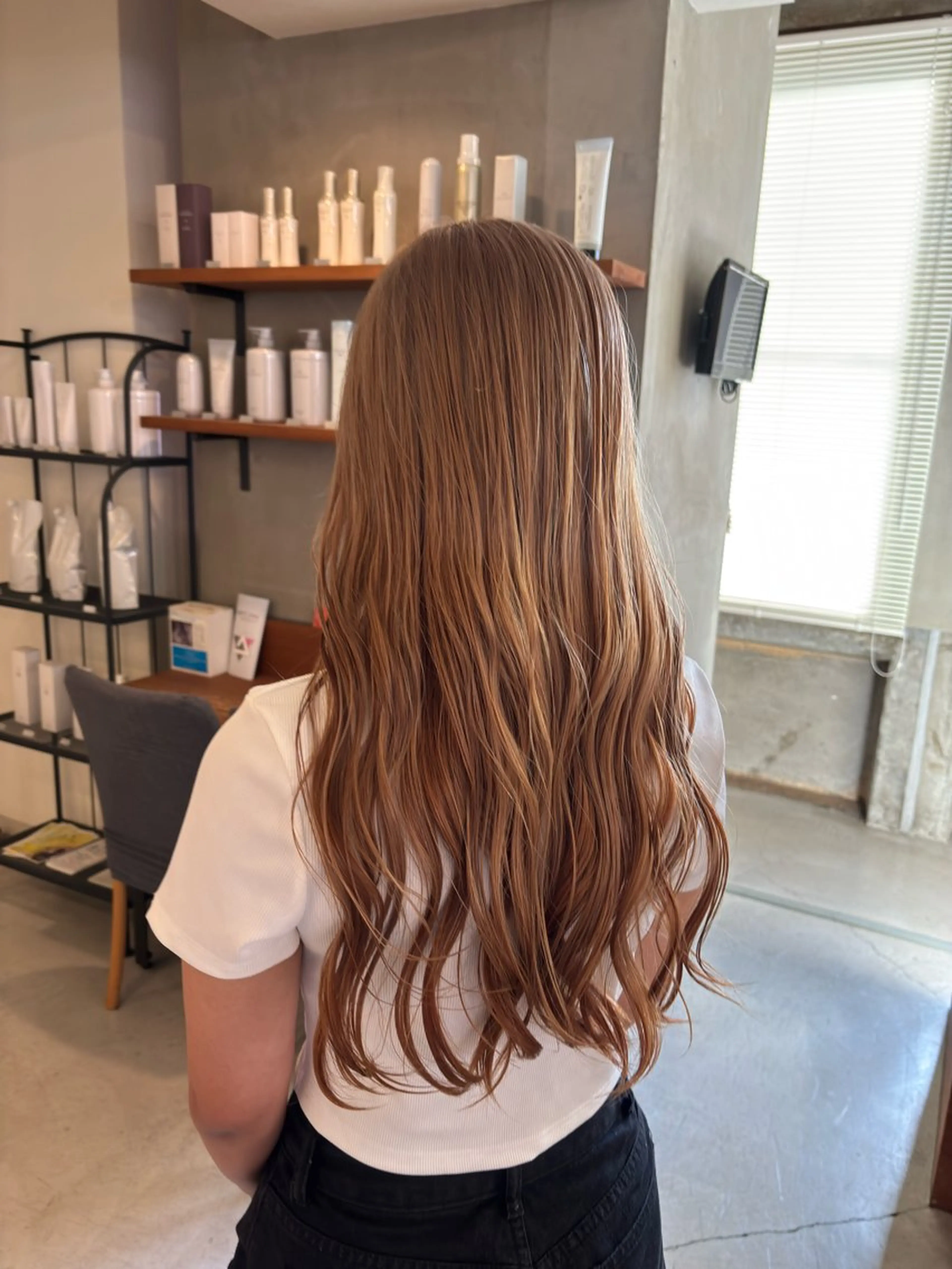 ロング カラー ベージュカラー ミルクティーベージュ カット ヘアカラー 山形 梨沙のヘアスタイル
