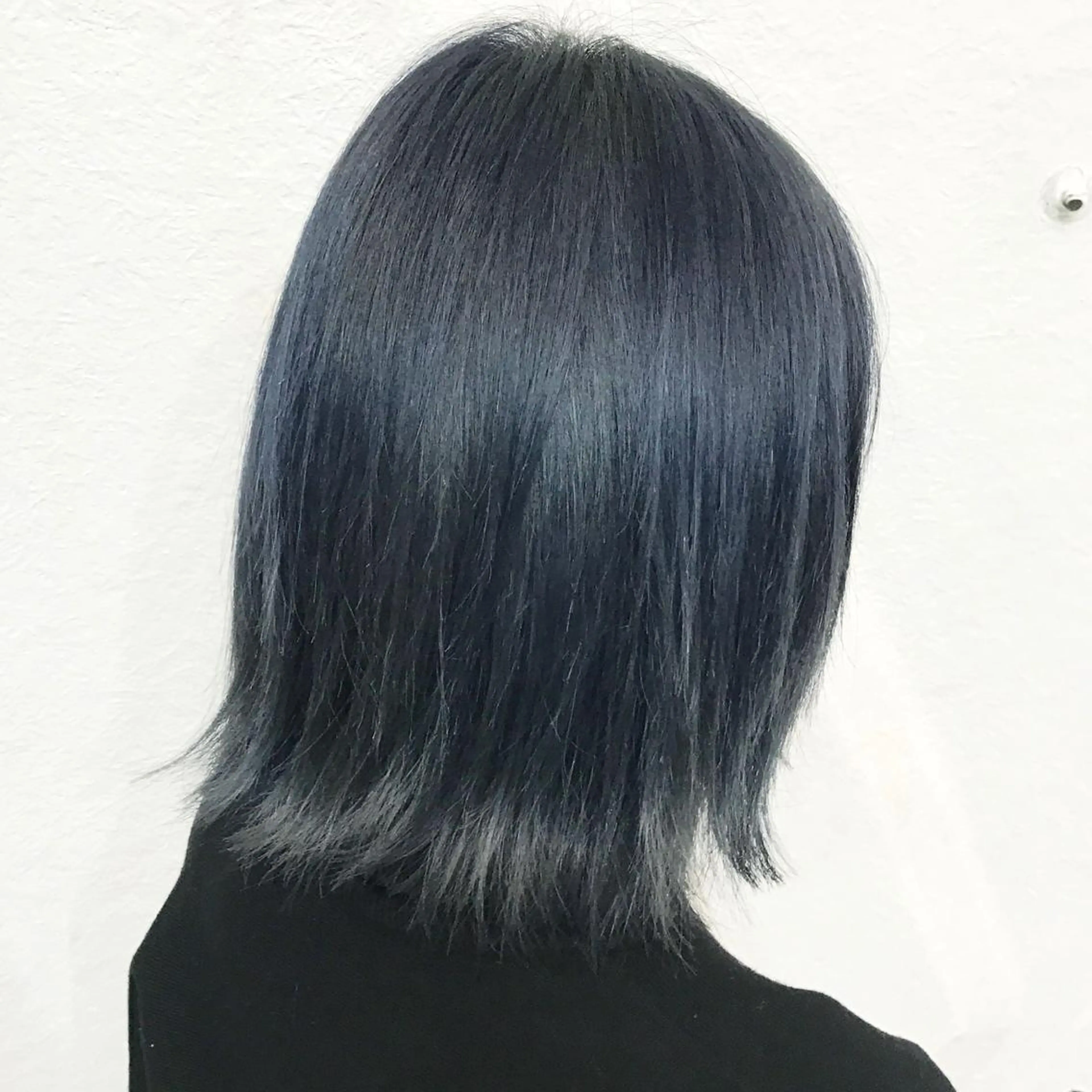 ショート カラー ブリーチ ネイビーカラー 外ハネヘア K-POP好き美容師 🇰🇷Kai.Yのヘアスタイル