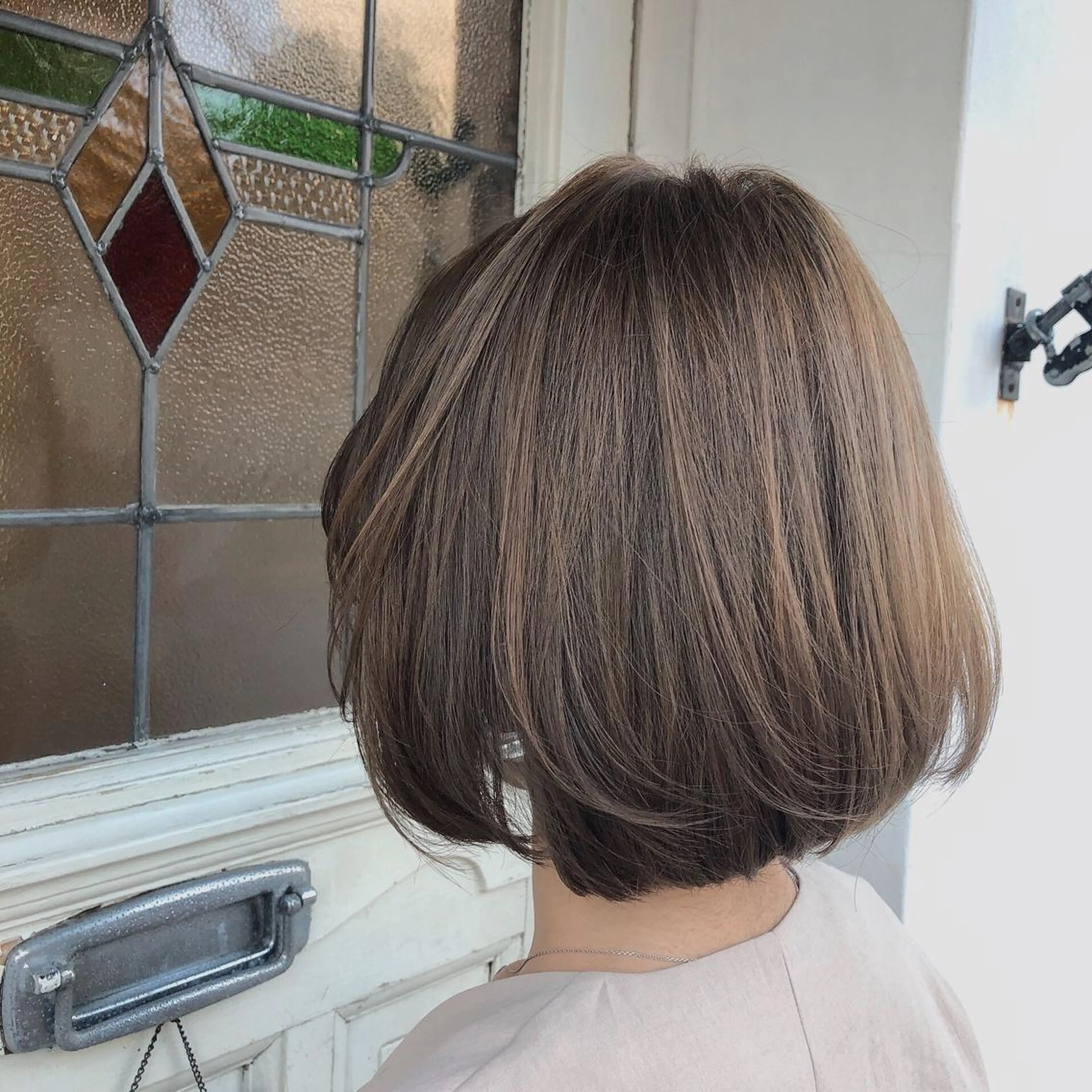 ショート カラー ベージュカラー ブリーチ ミルクティーベージュ カット ヘアカラー h a k u 大倉 卓人のヘアスタイル