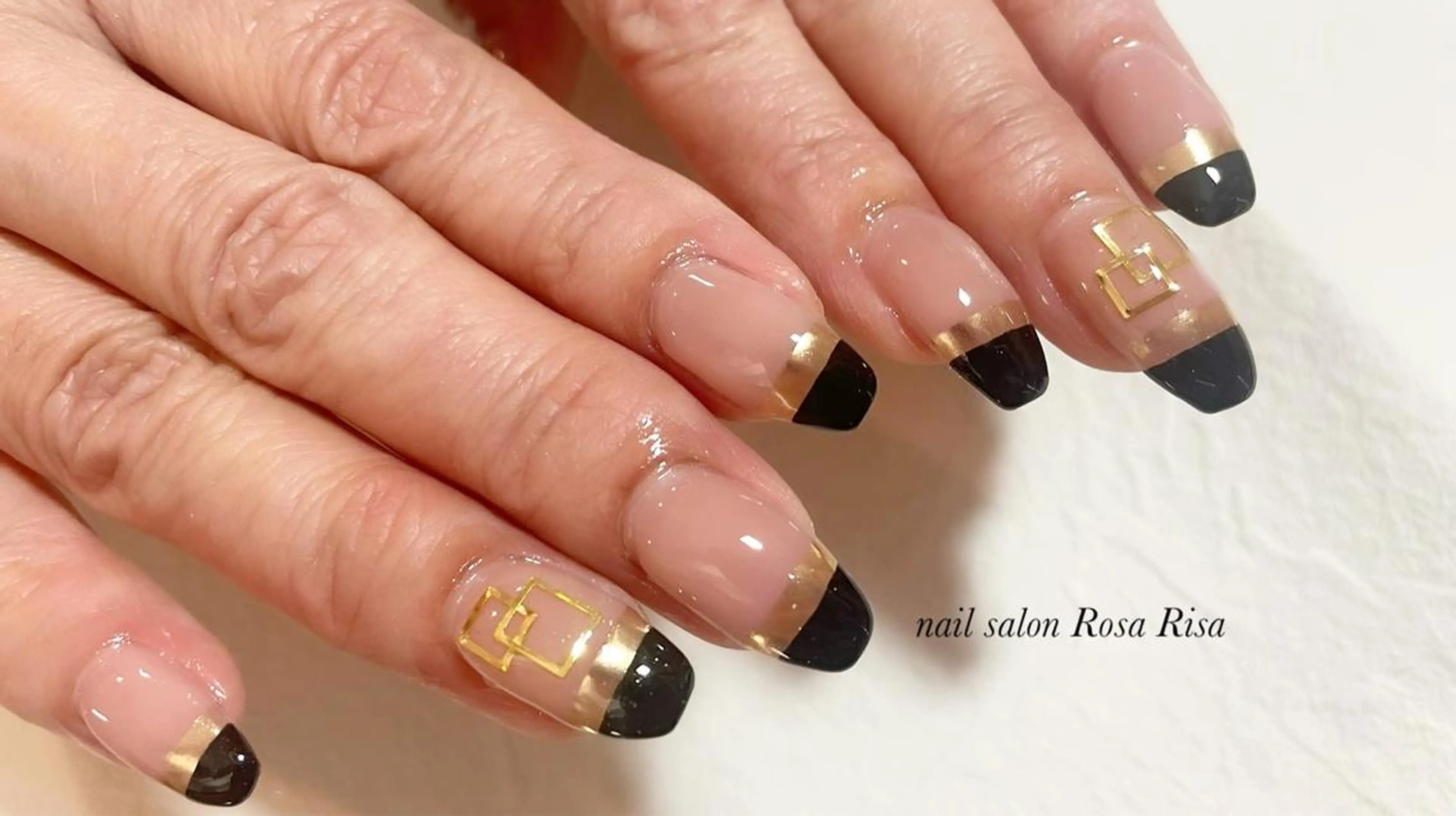 ミディアム ネイル フレンチネイル ゴールド ネイルスタジオ シェイクユアハンズのネイルデザイン