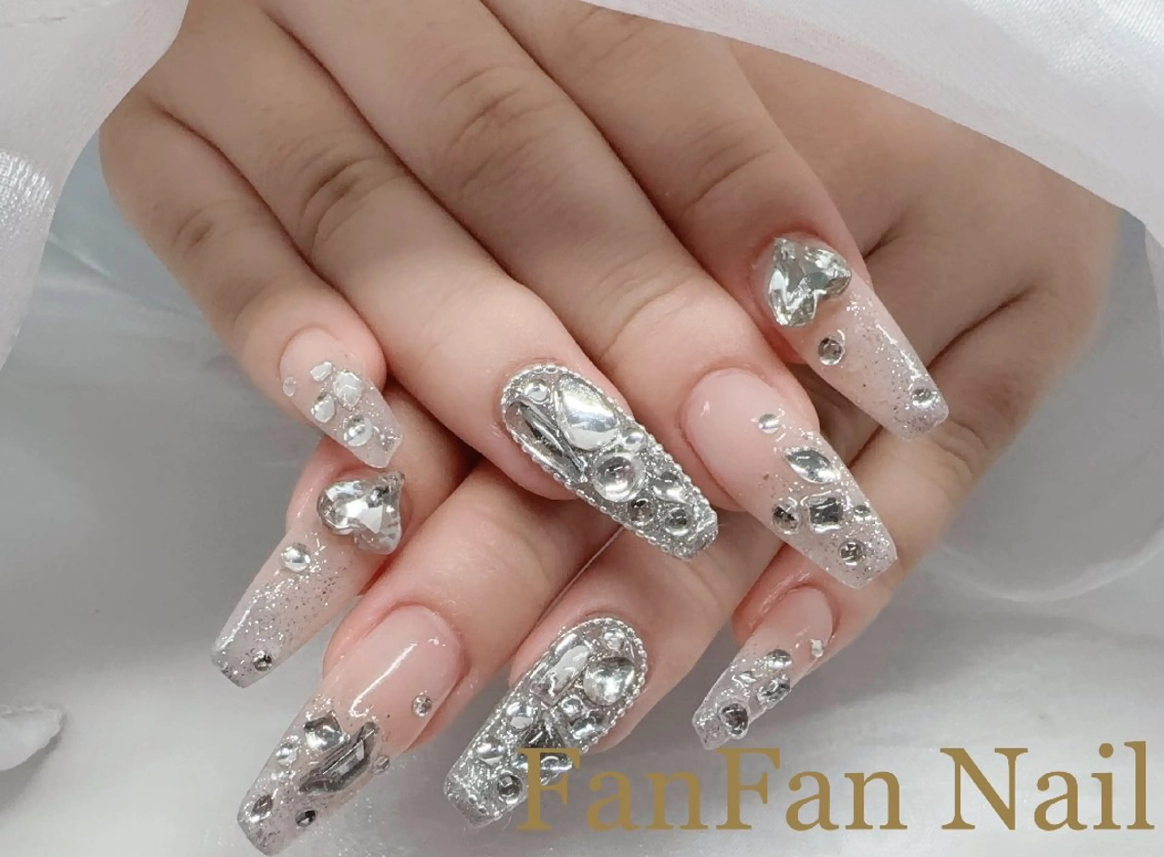 ネイル アートネイル オーロラネイル ガーリー キラキラネイル 韓国ネイル Fanfan  長さ出し専門のネイルデザイン