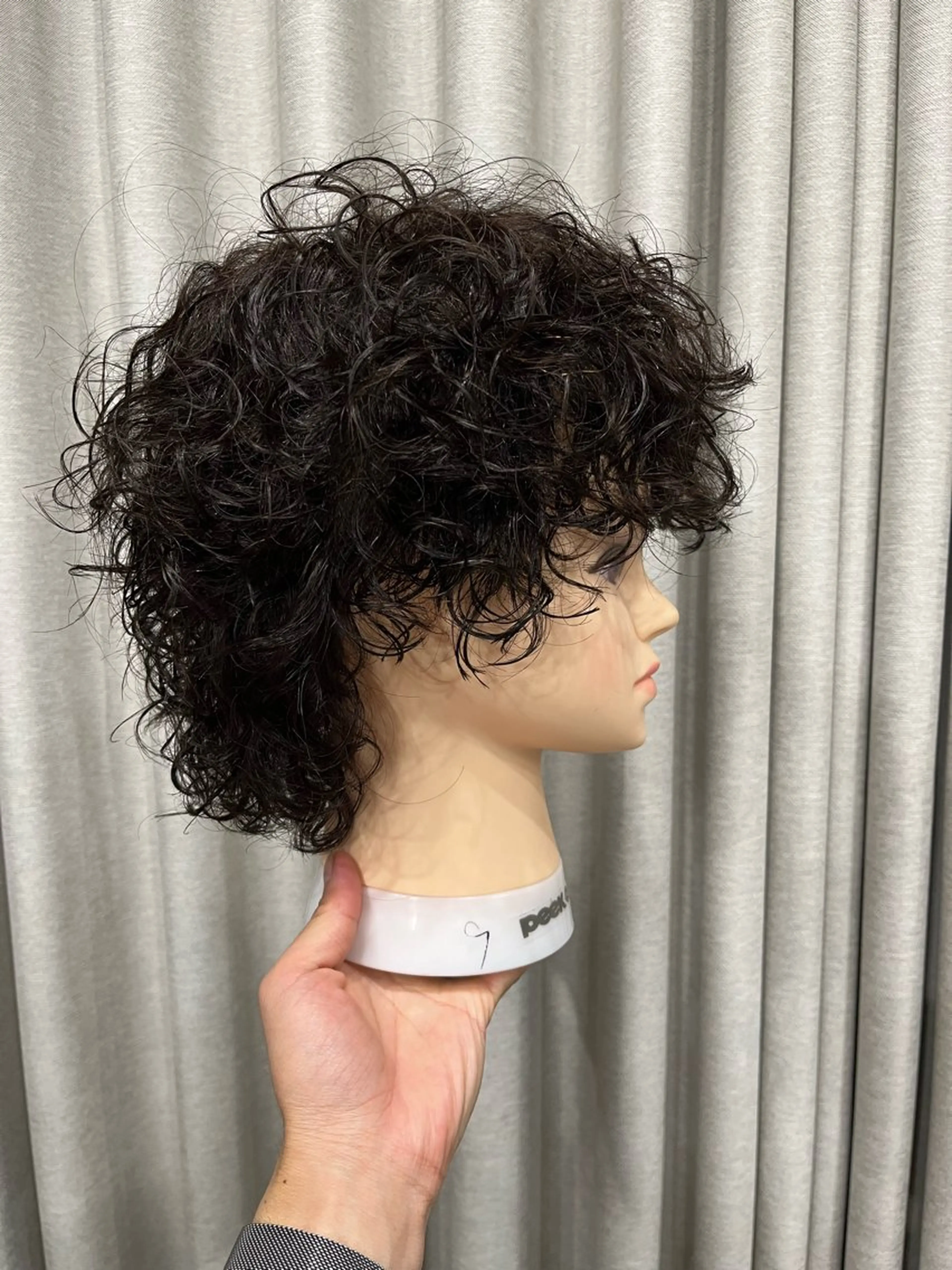 ミディアム パーマ メンズ 曲がる縮毛矯正 センターパートのヘアスタイル